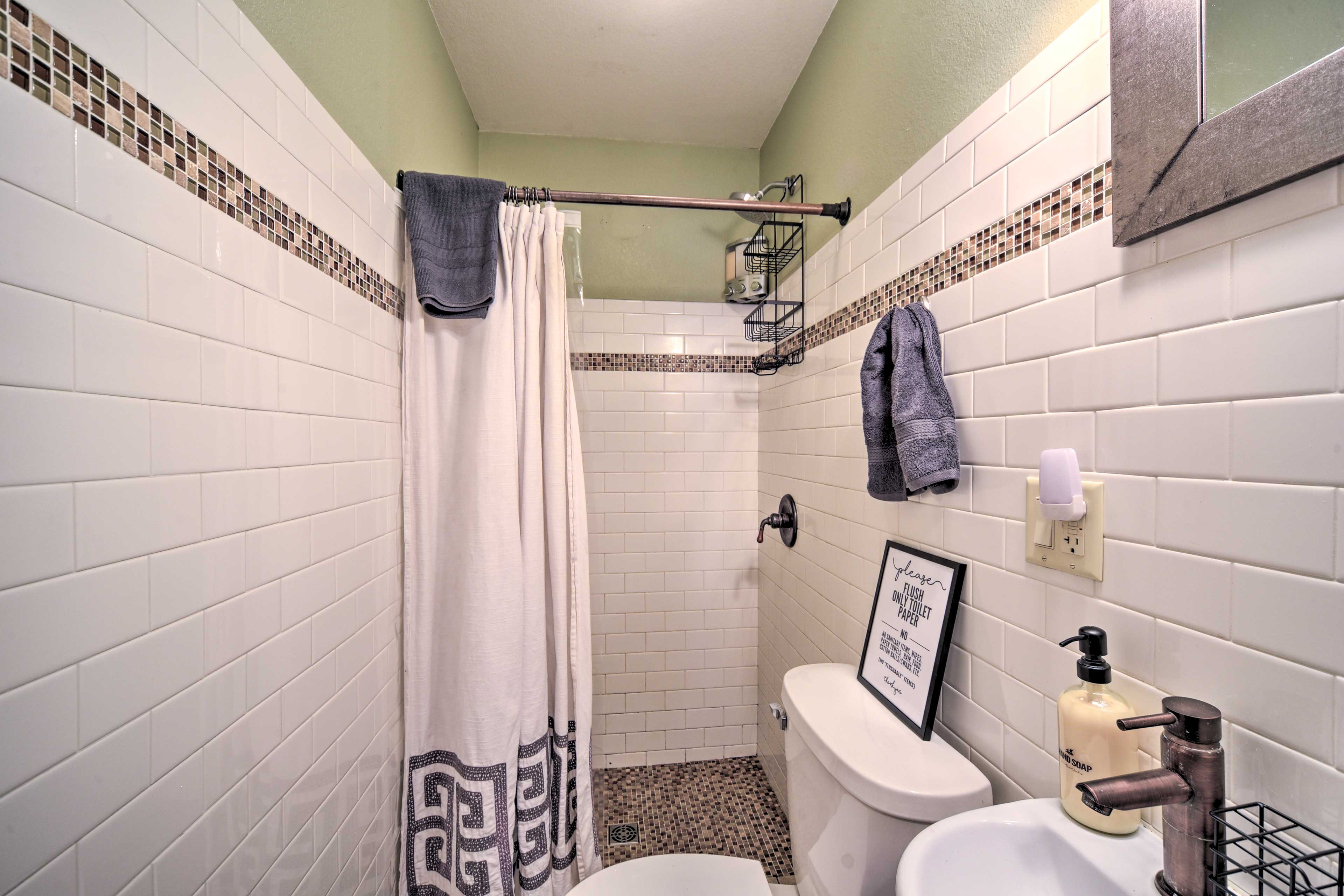 Full Bathroom | Towels Provided | Complimentary Toiletries