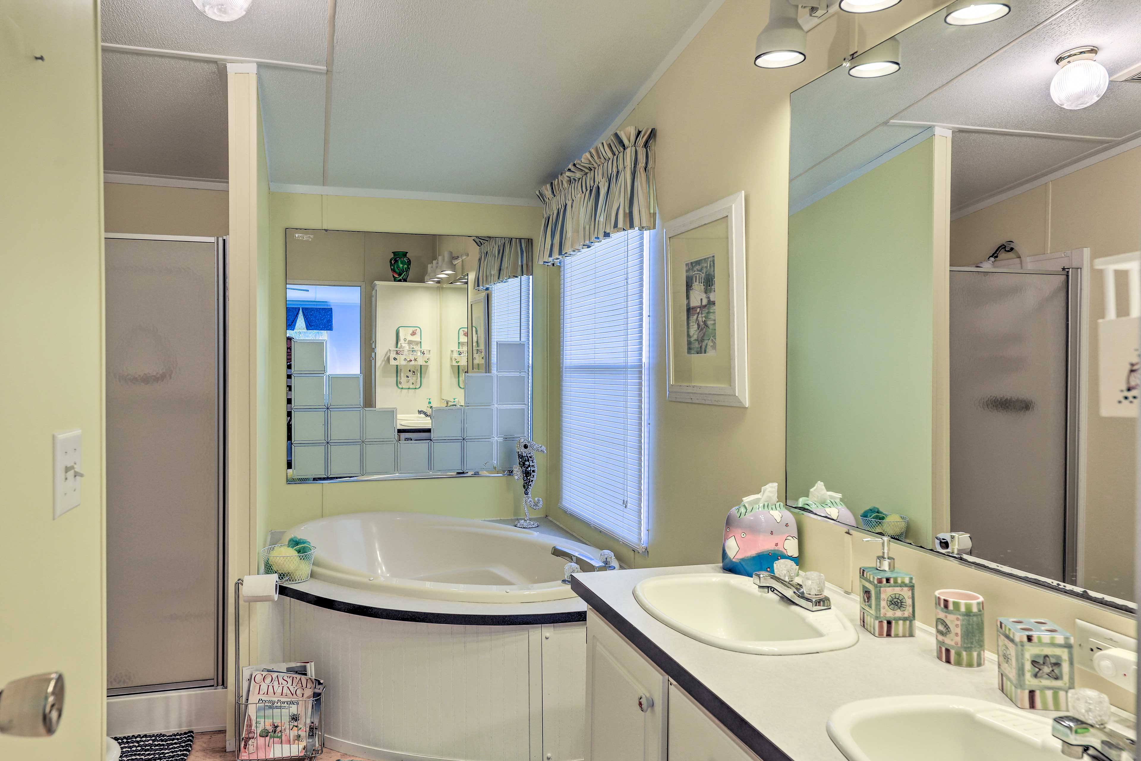 En-Suite Bathroom | Soaker Tub | Shower | Complimentary Toiletries