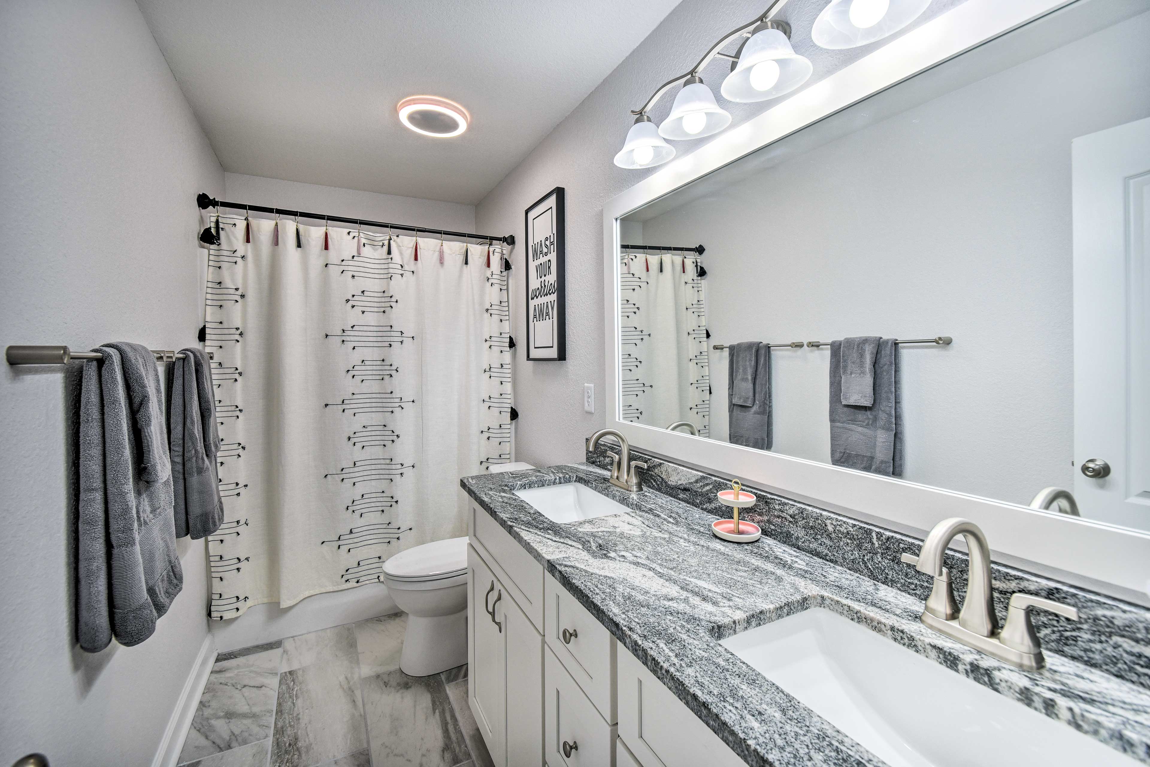 Full Bathroom | Towels Provided | Complimentary Toiletries