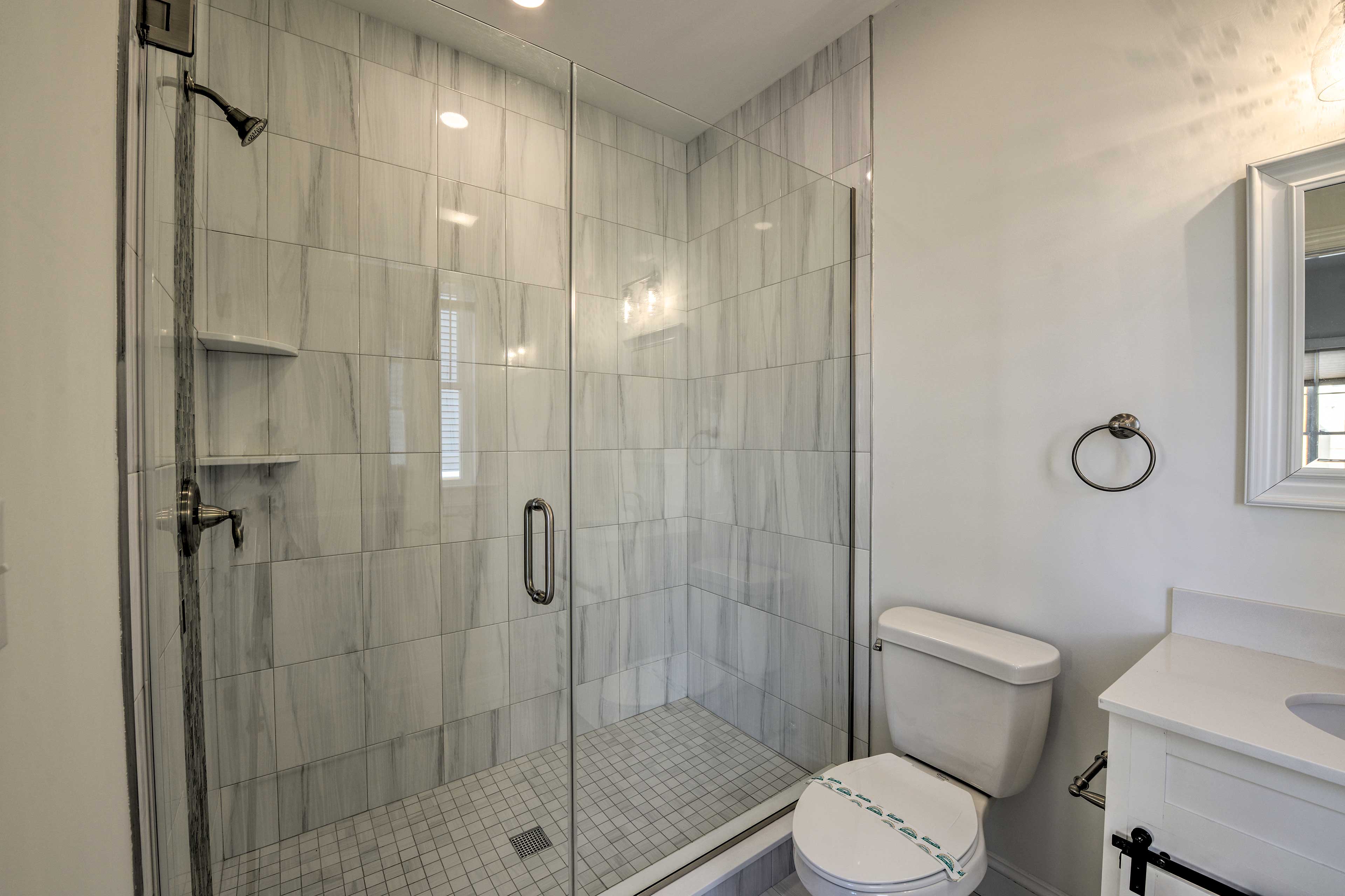 Full Bathroom | 2nd Floor | Complimentary Toiletries