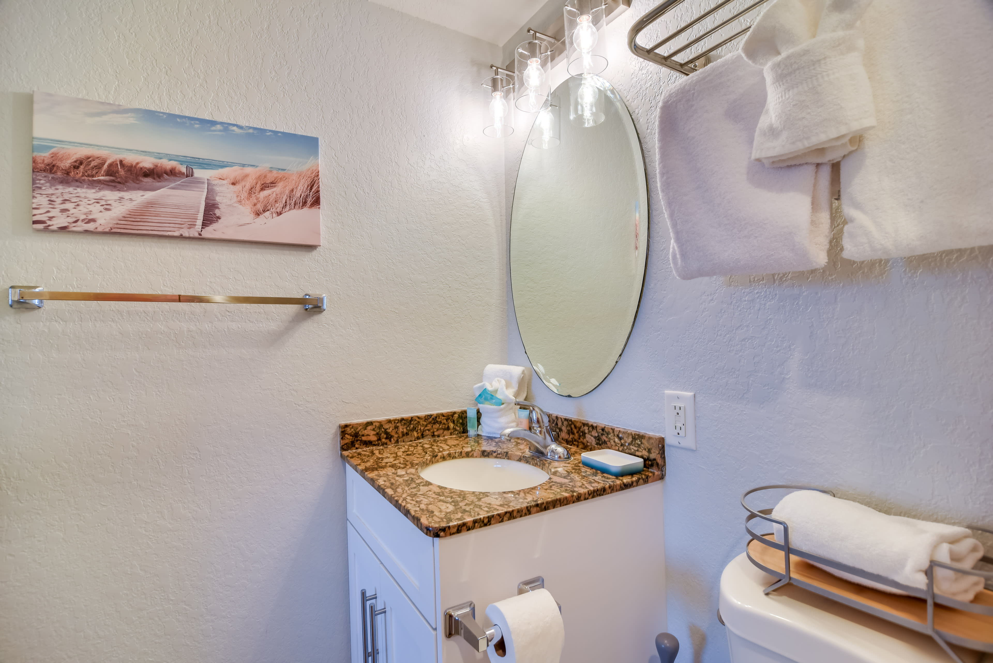 Full Bathroom | Towels Provided | Complimentary Toiletries