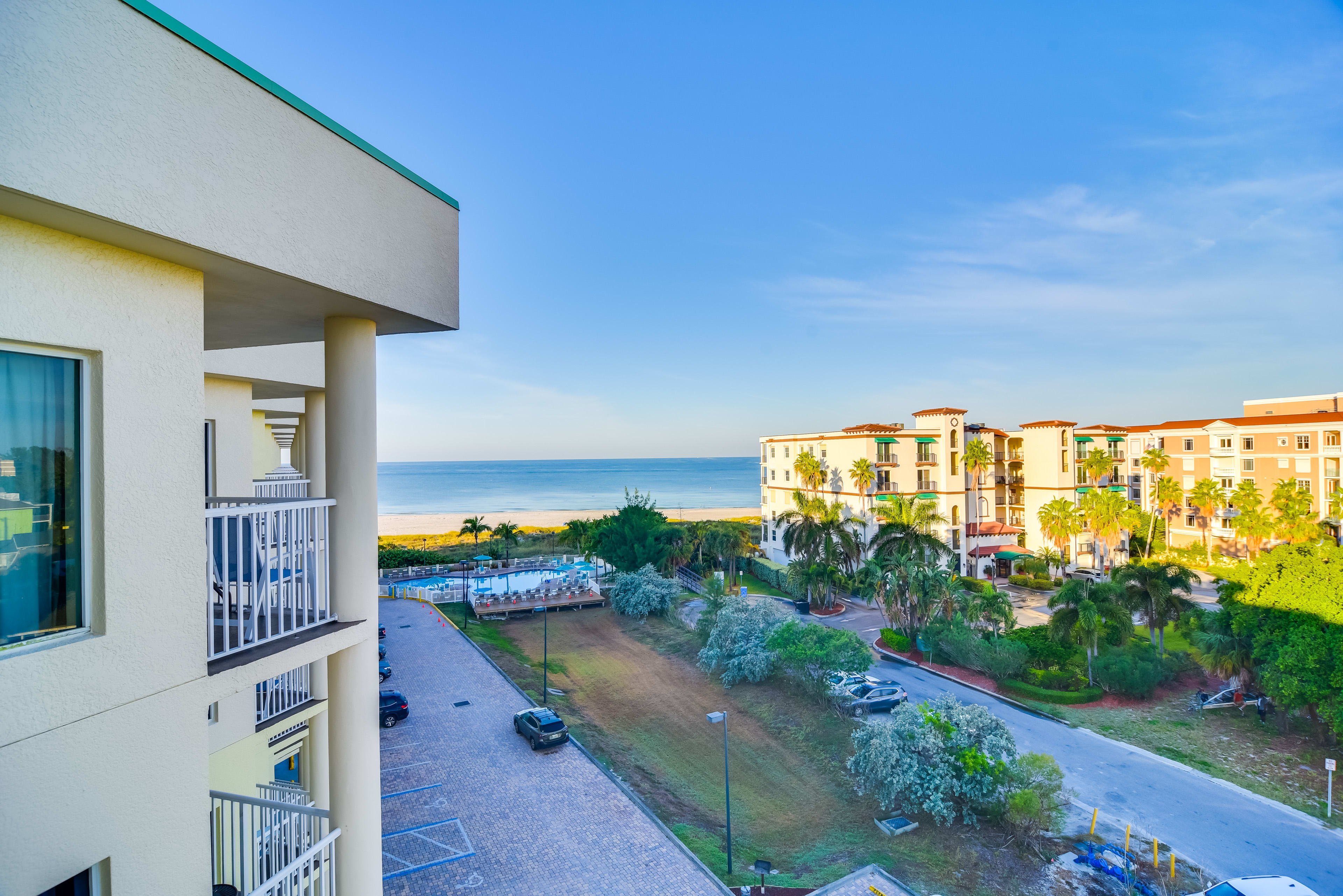 Top-Floor Sunset Vistas Condo: Ocean-View Balcony!