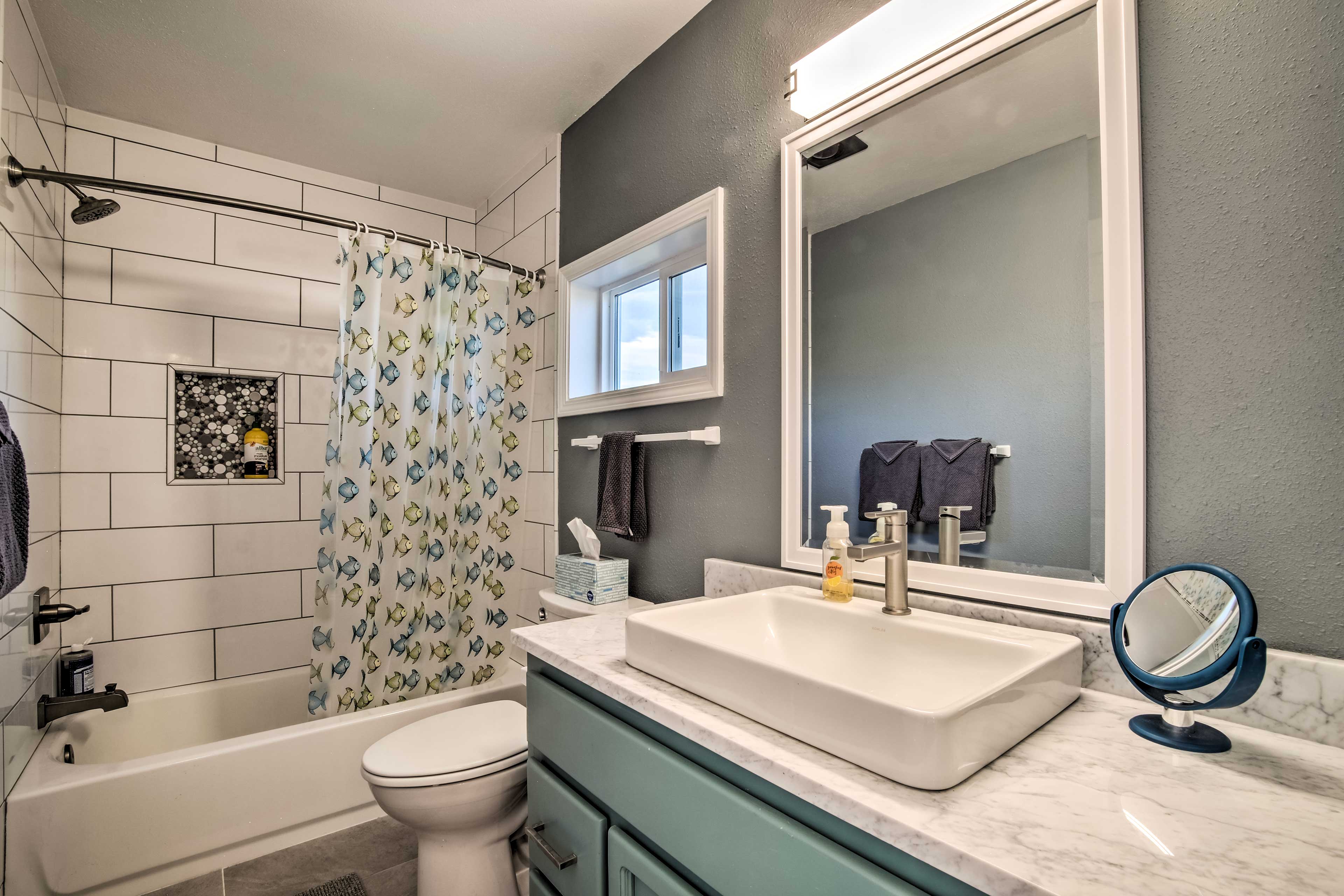 Full Bathroom | Towels Provided | Complimentary Toiletries