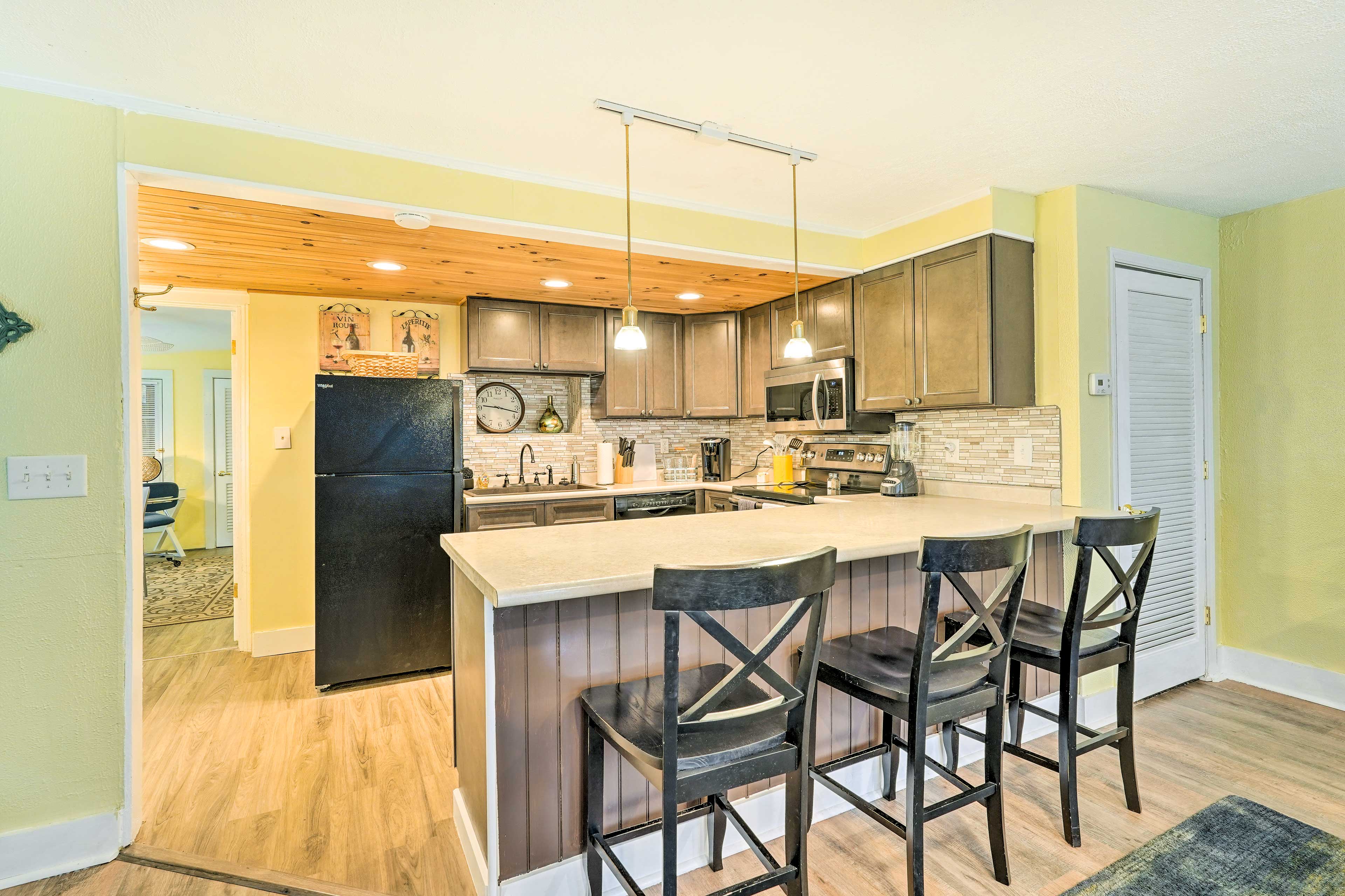 Kitchen | 3-Person Breakfast Bar | Dishwasher | Coffee Maker