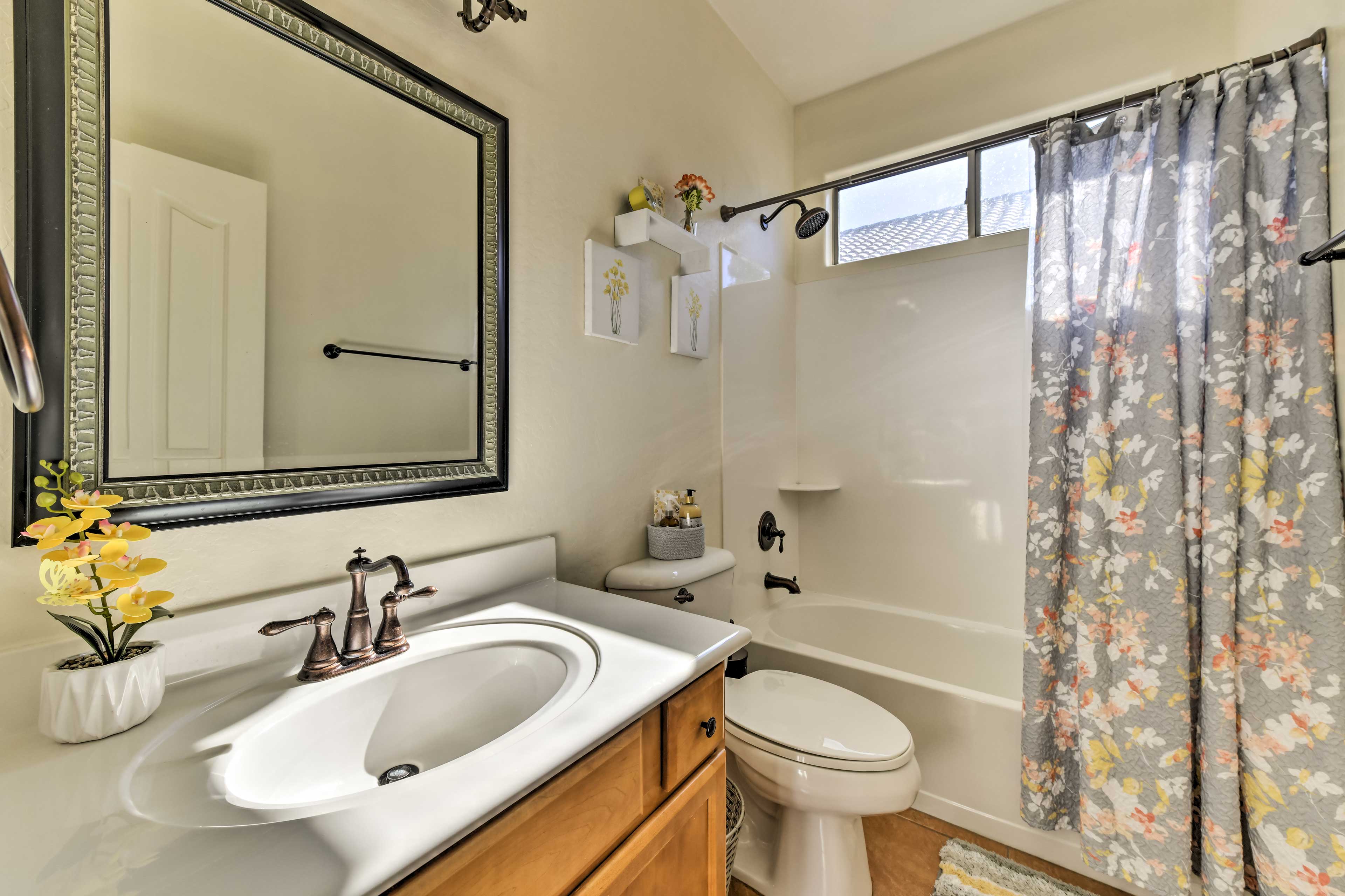 Full Bathroom | Complimentary Toiletries Provided