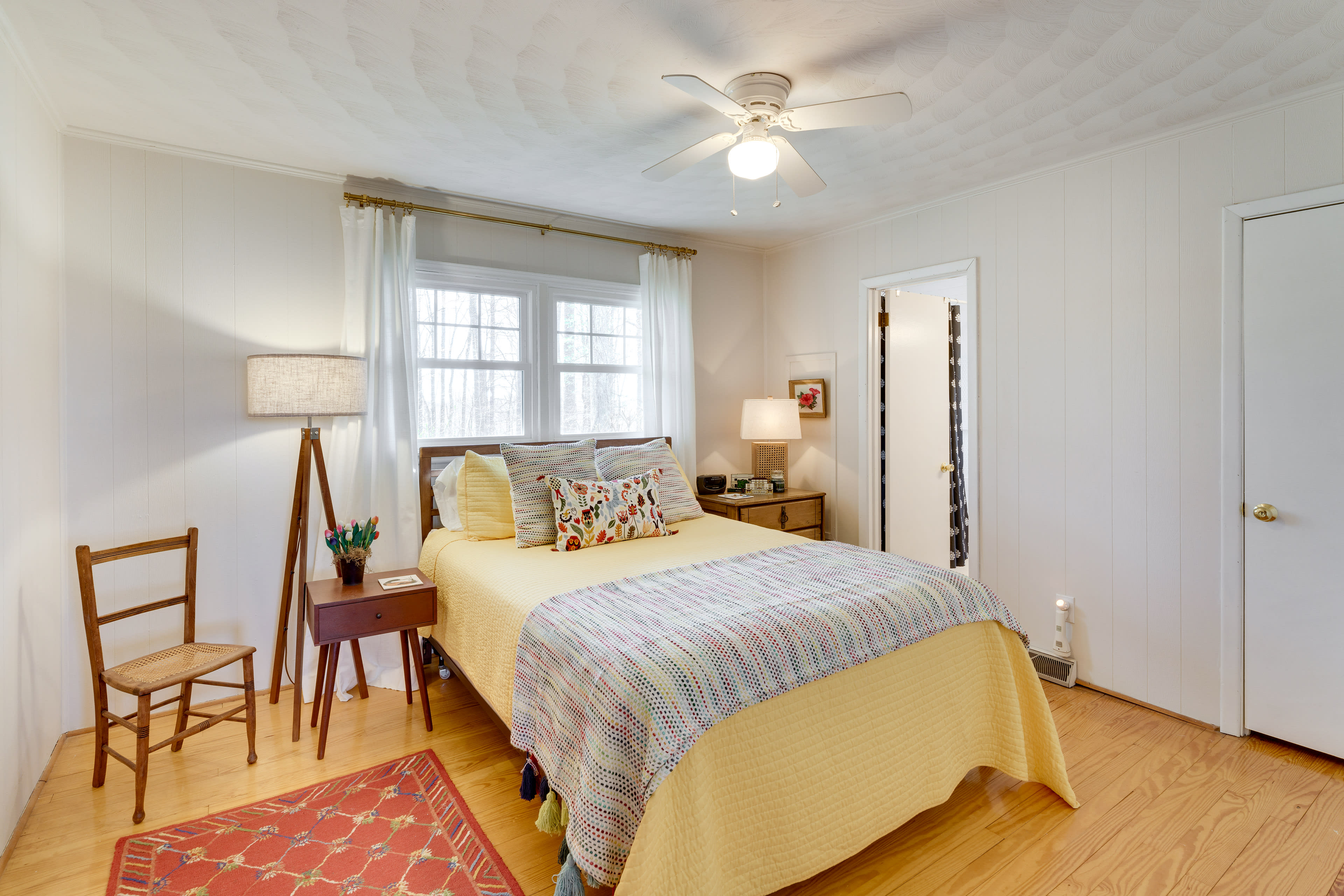 Bedroom 2 | Queen Bed | En-Suite Jack-and-Jill Bathroom