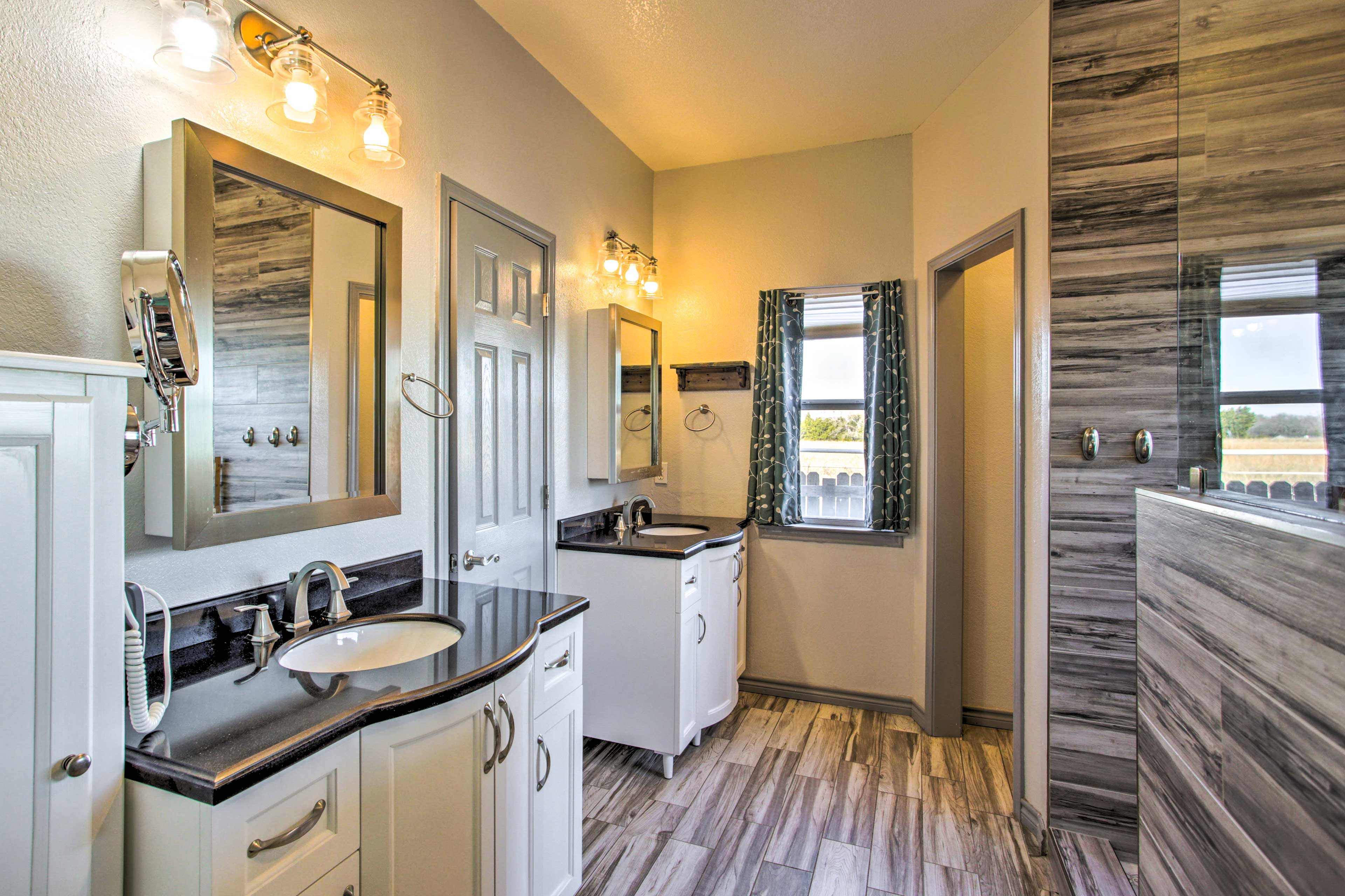 En-Suite Bathroom | Complimentary Toiletries | Towels Provided