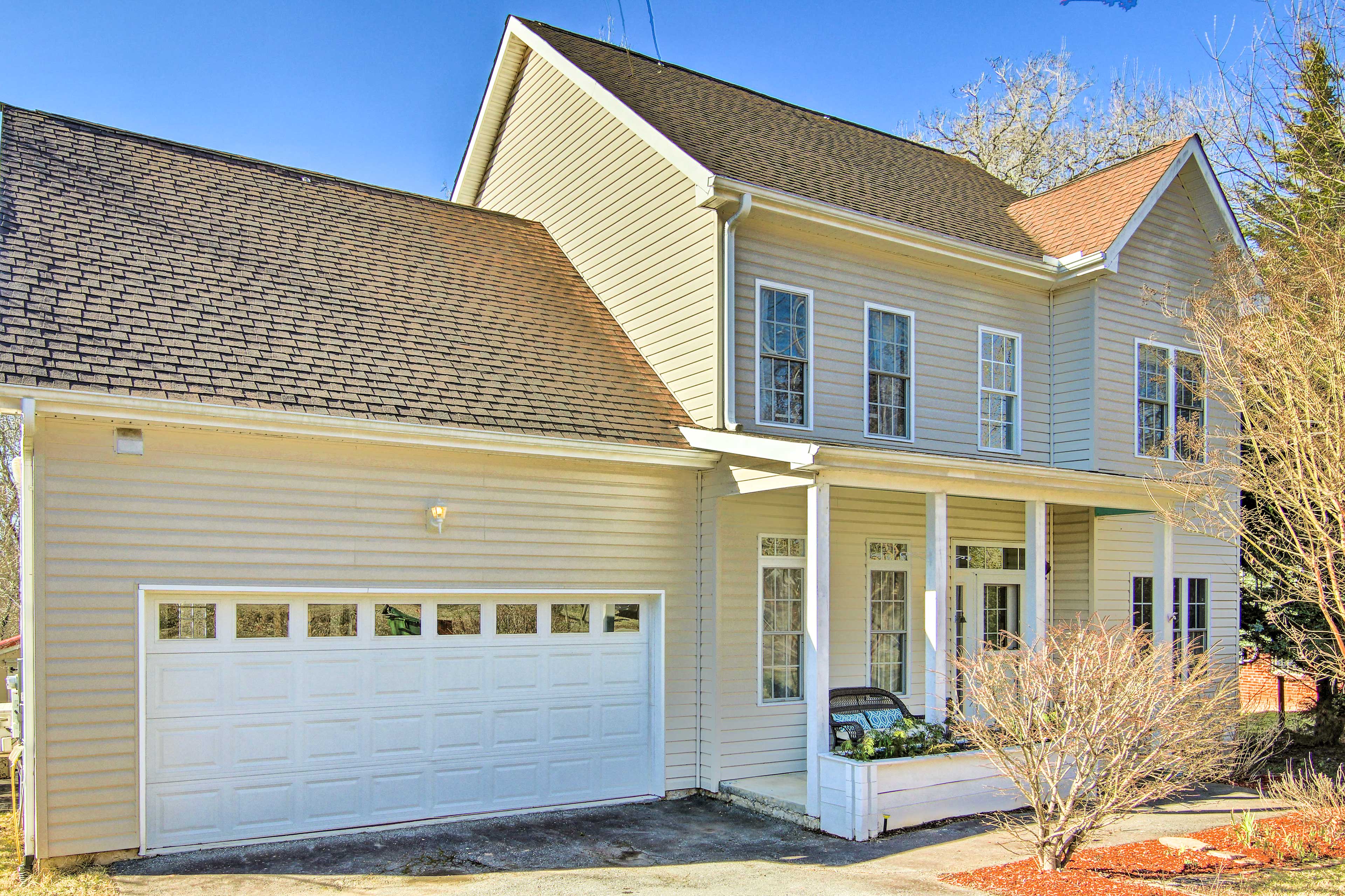 Front Exterior | 2-Story House