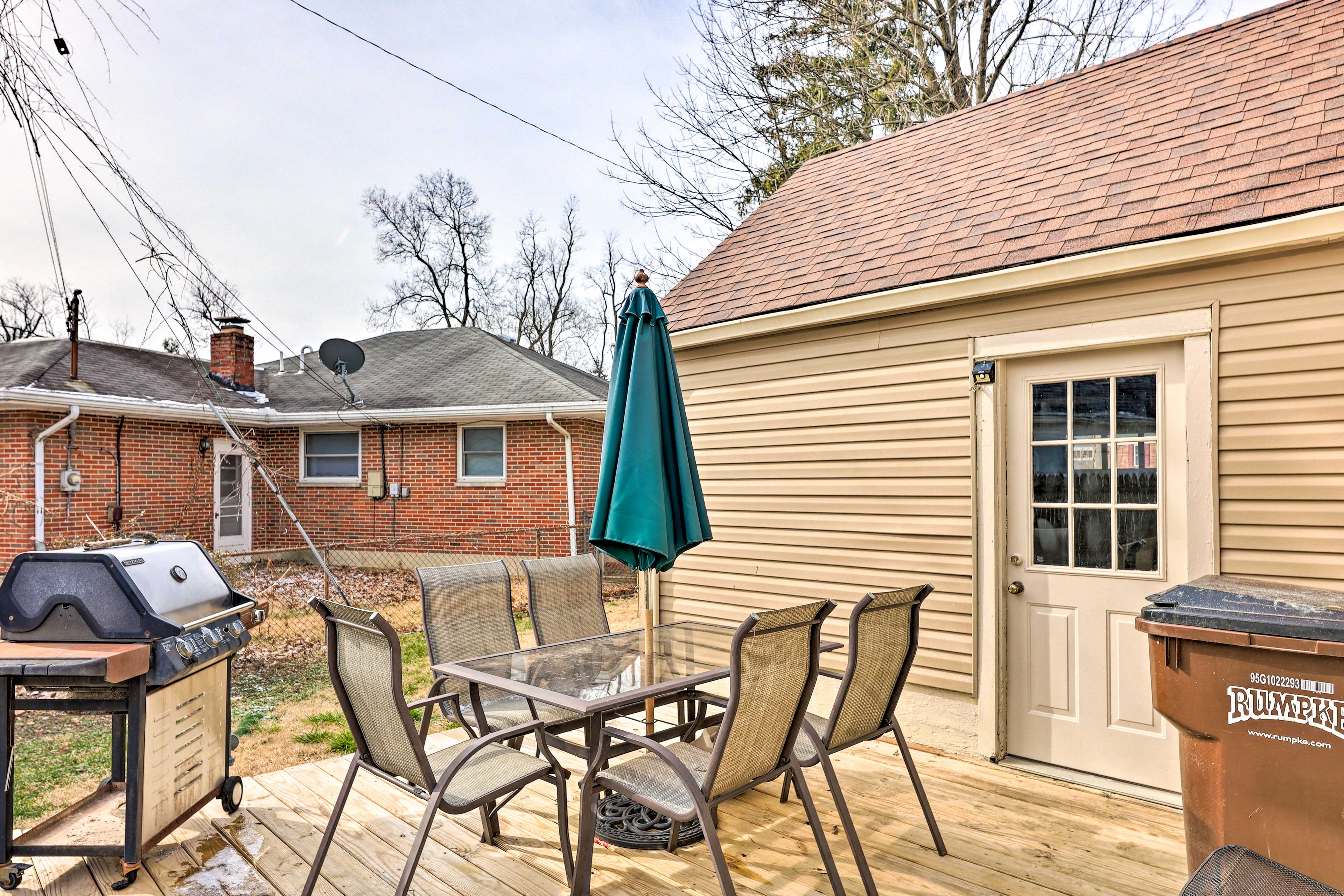 Deck | Charcoal Grill | Dining Table