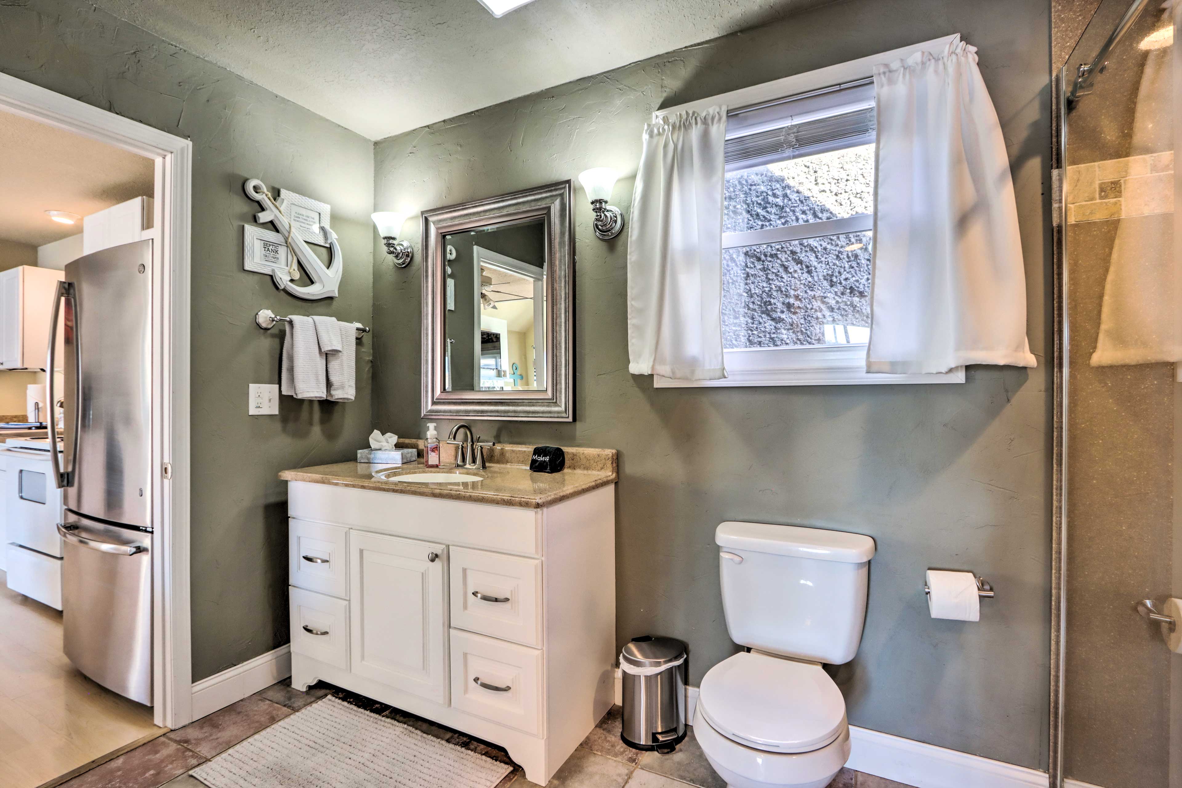 Full Bathroom | Complimentary Toiletries | 1st Floor