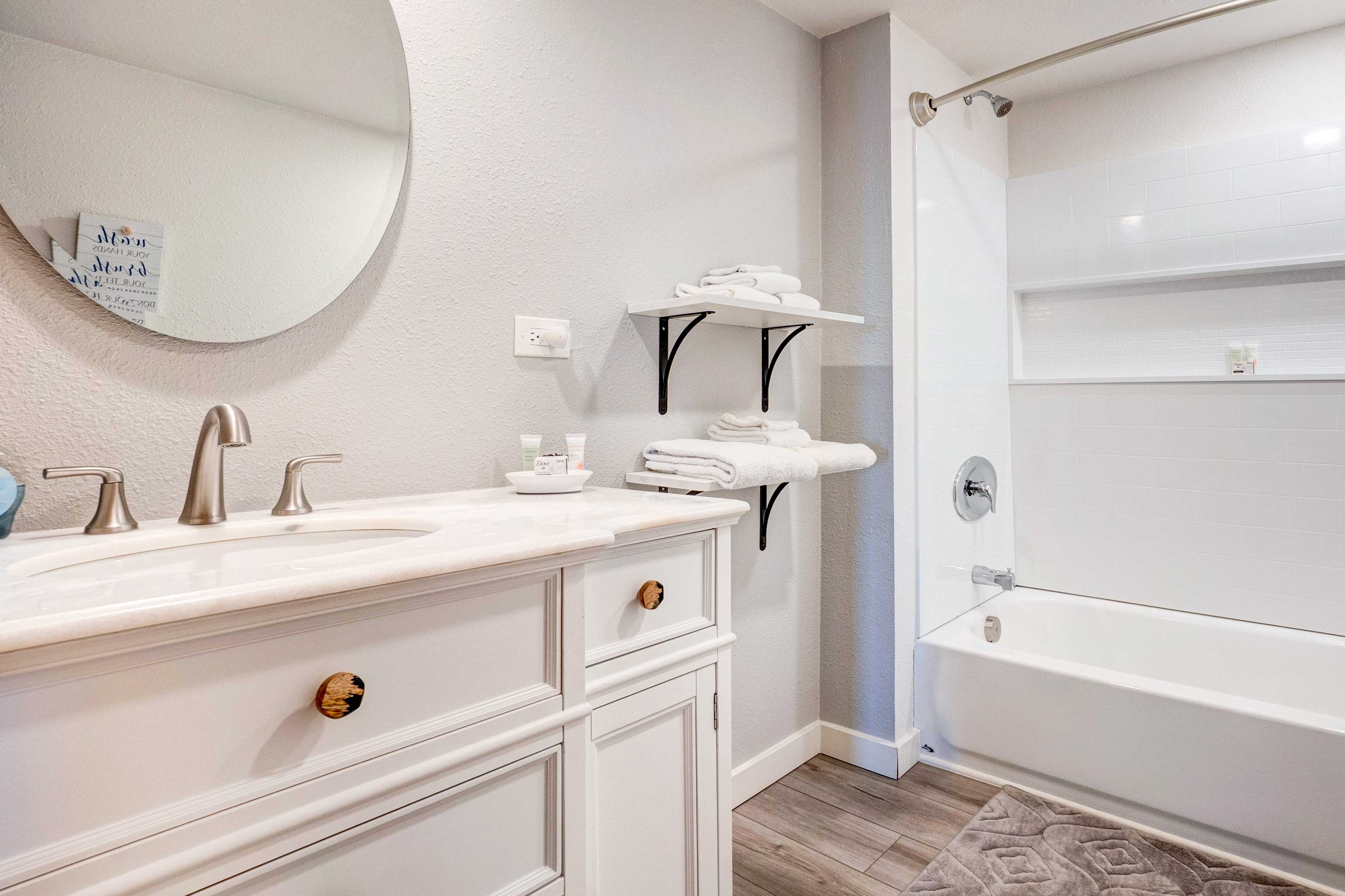 Full Bathroom | Towels Provided | Complimentary Toiletries