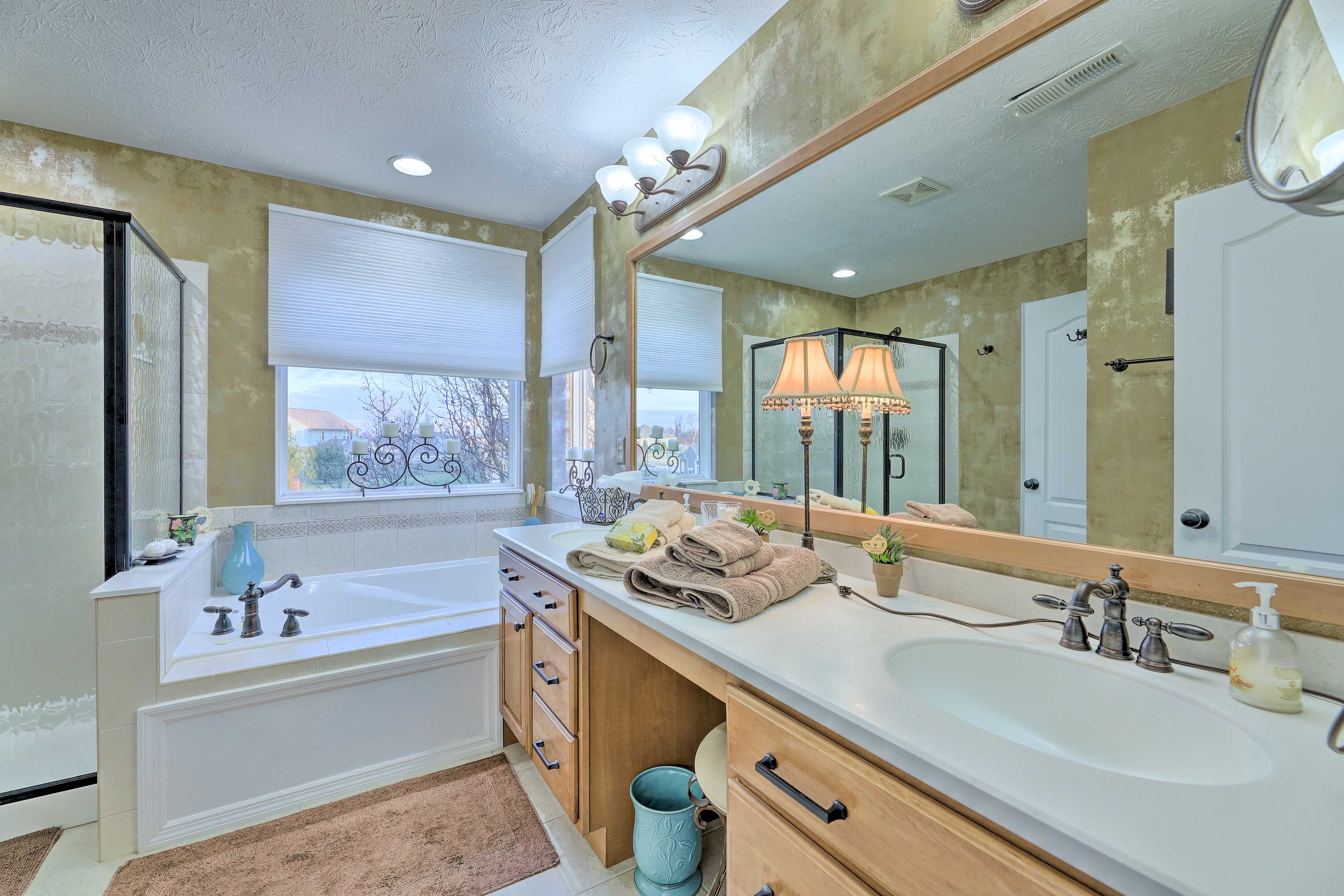 Full En-Suite Bathroom | Jetted Tub