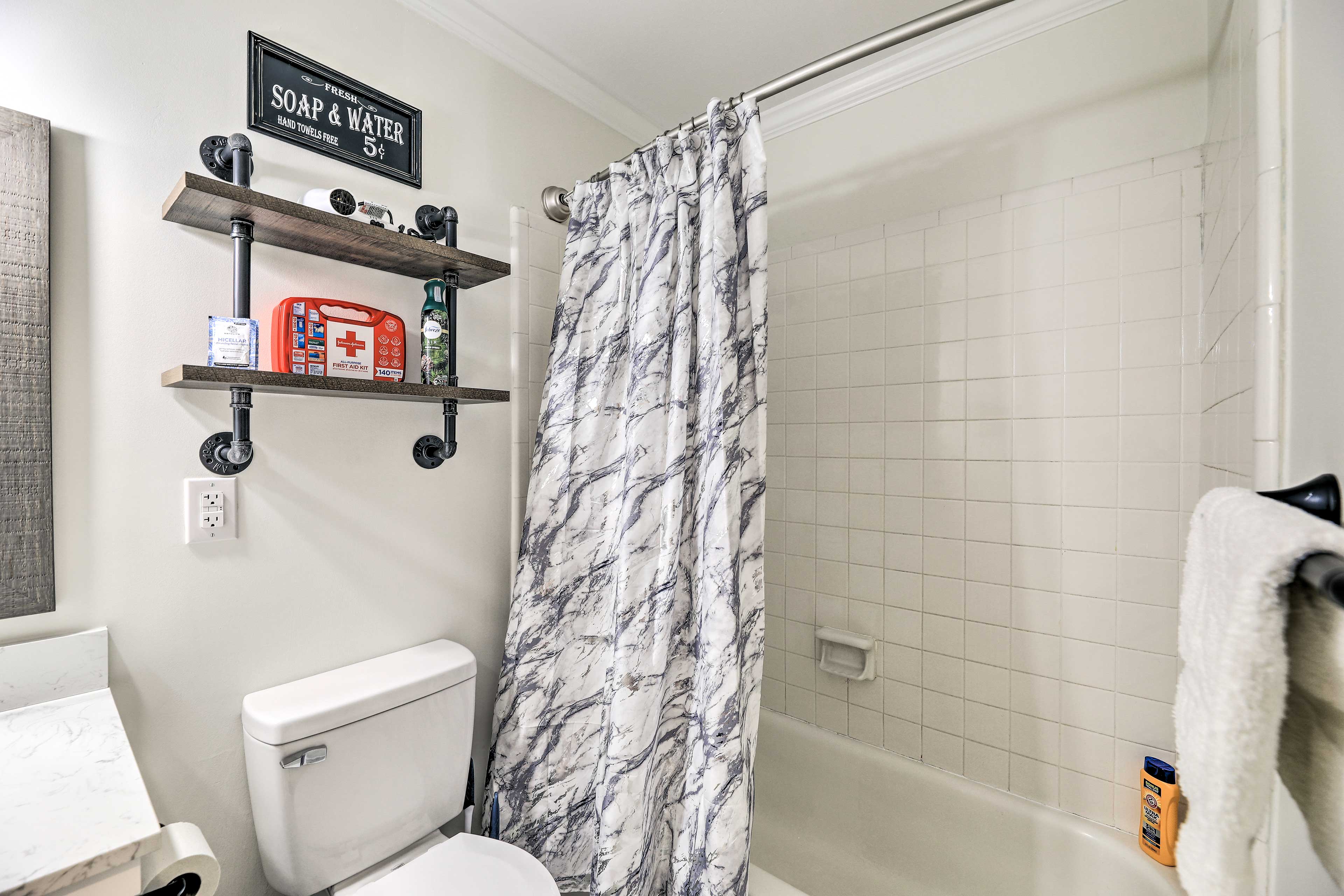 Full Bathroom | Main Level | Towels Provided