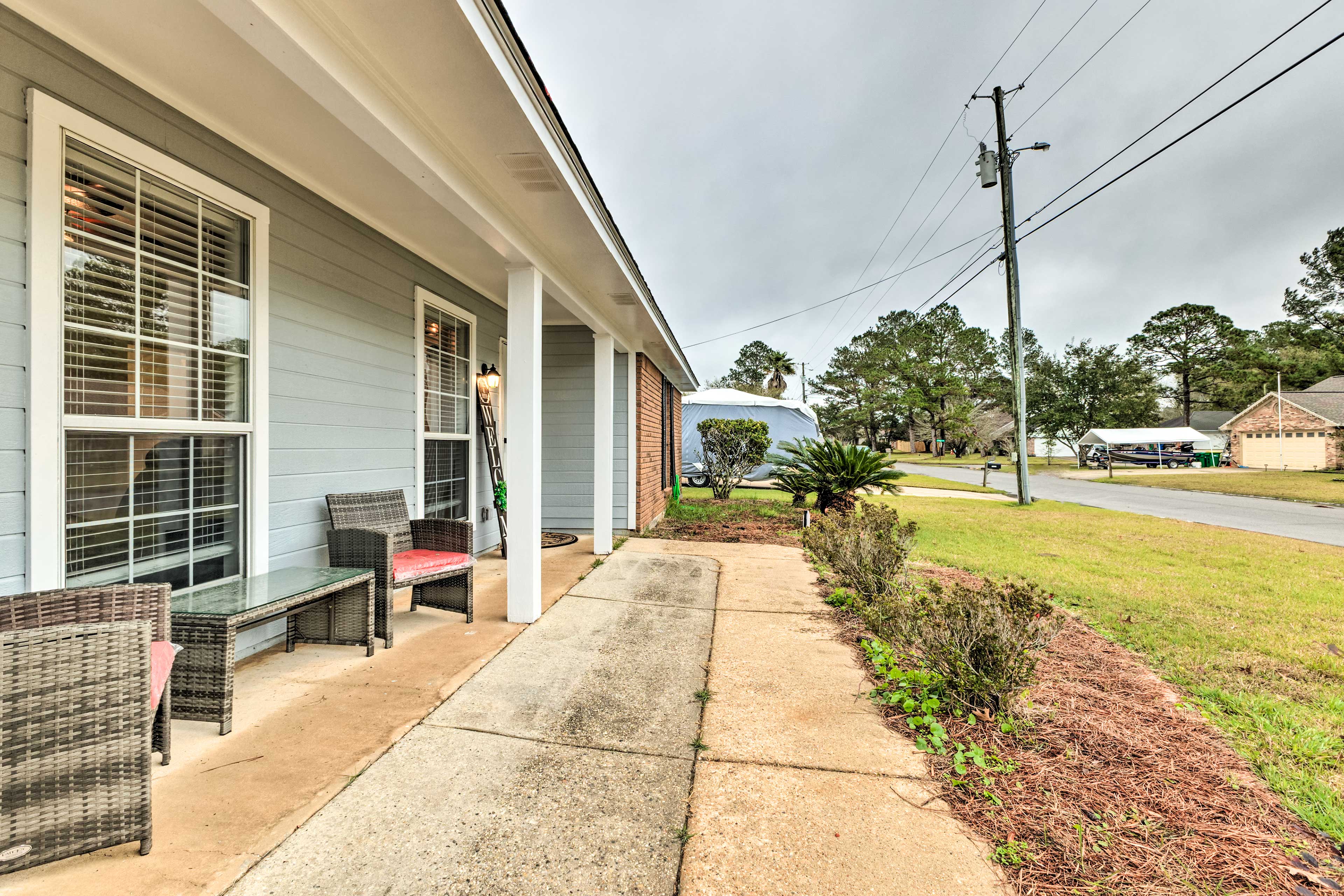 Front Patio w/ Table/Seating