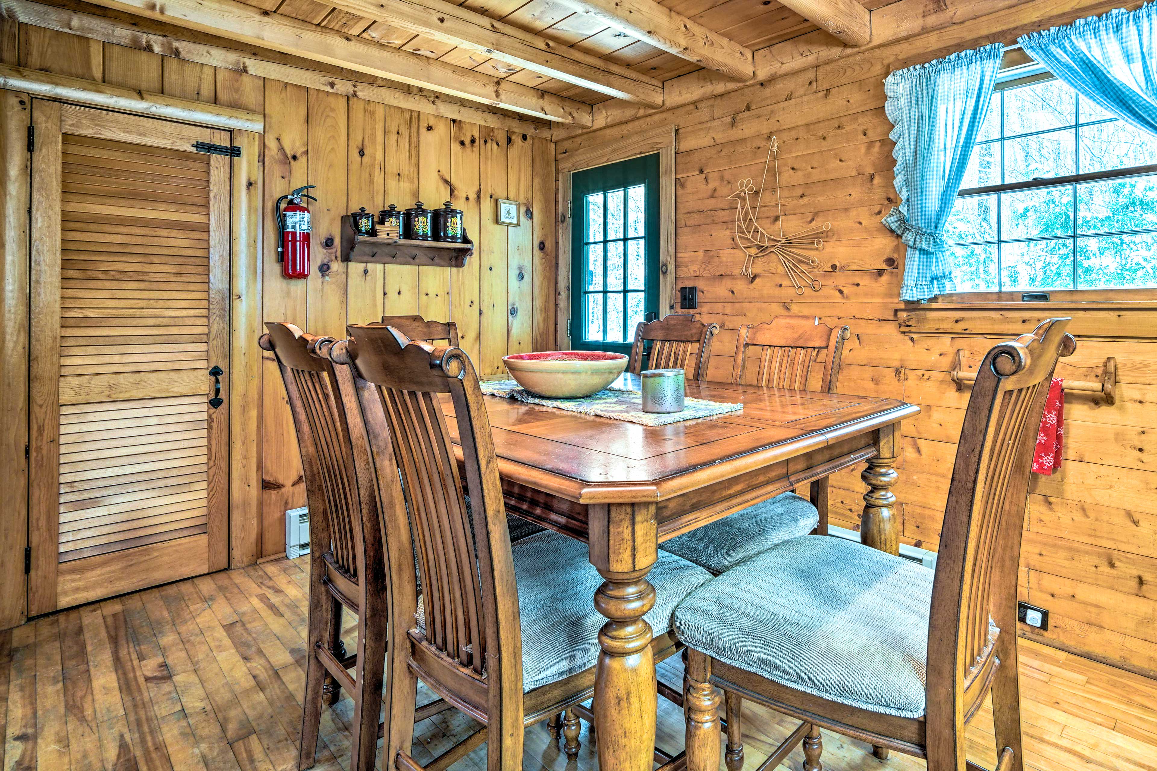 Dining Table | Dishware Provided