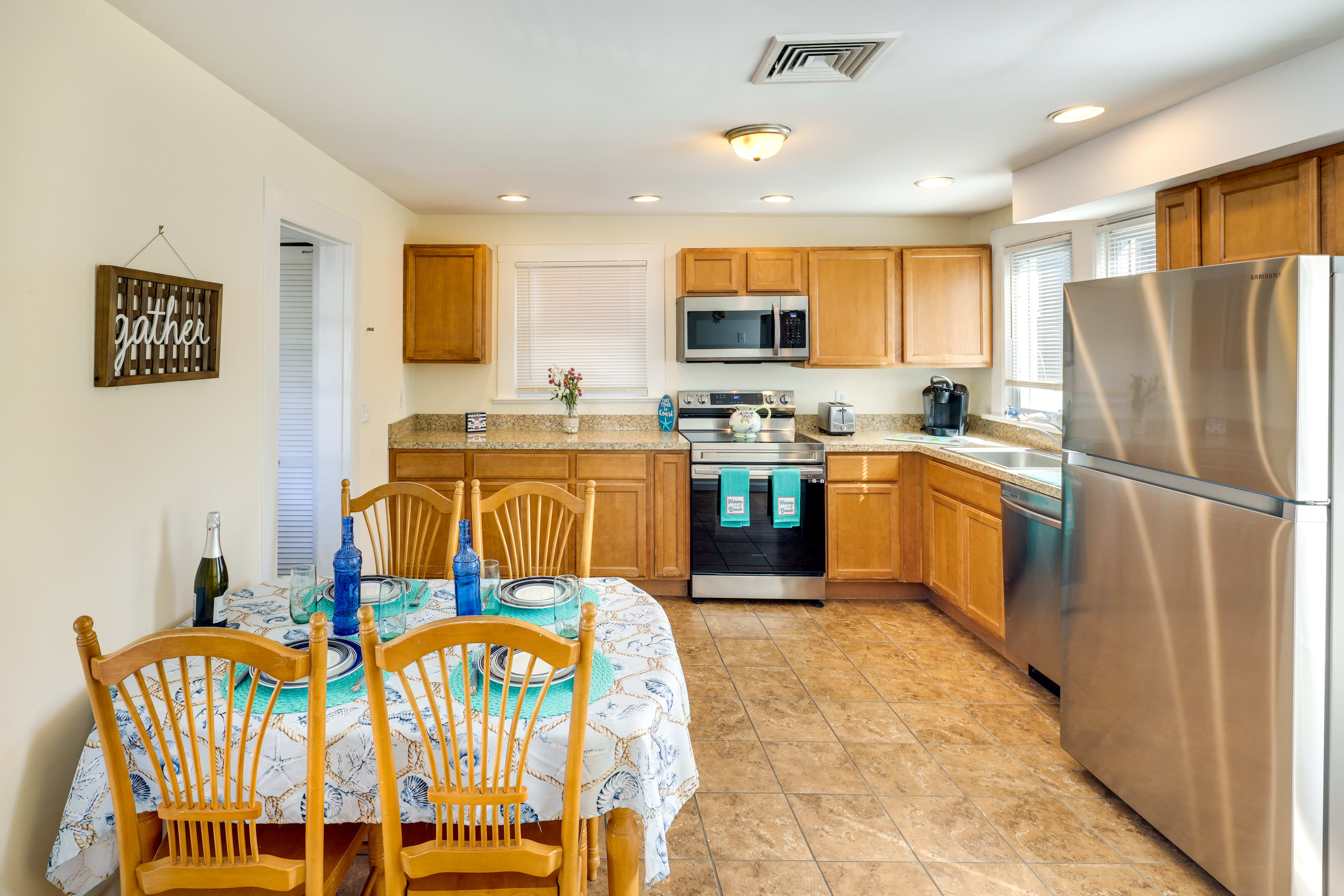 Full Kitchen | Dining Area | Coffee Maker