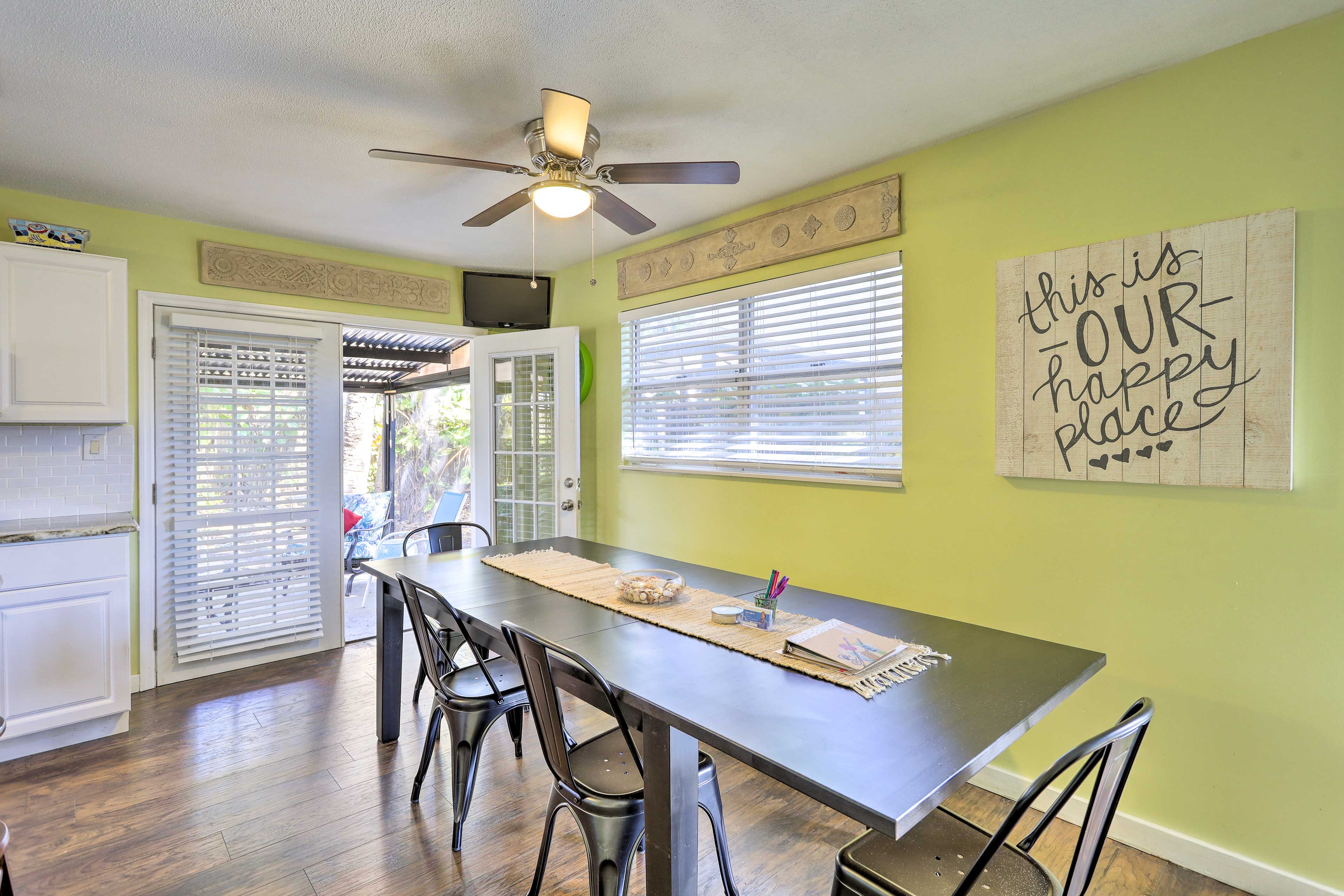 Dining Area | Dishware & Flatware Provided