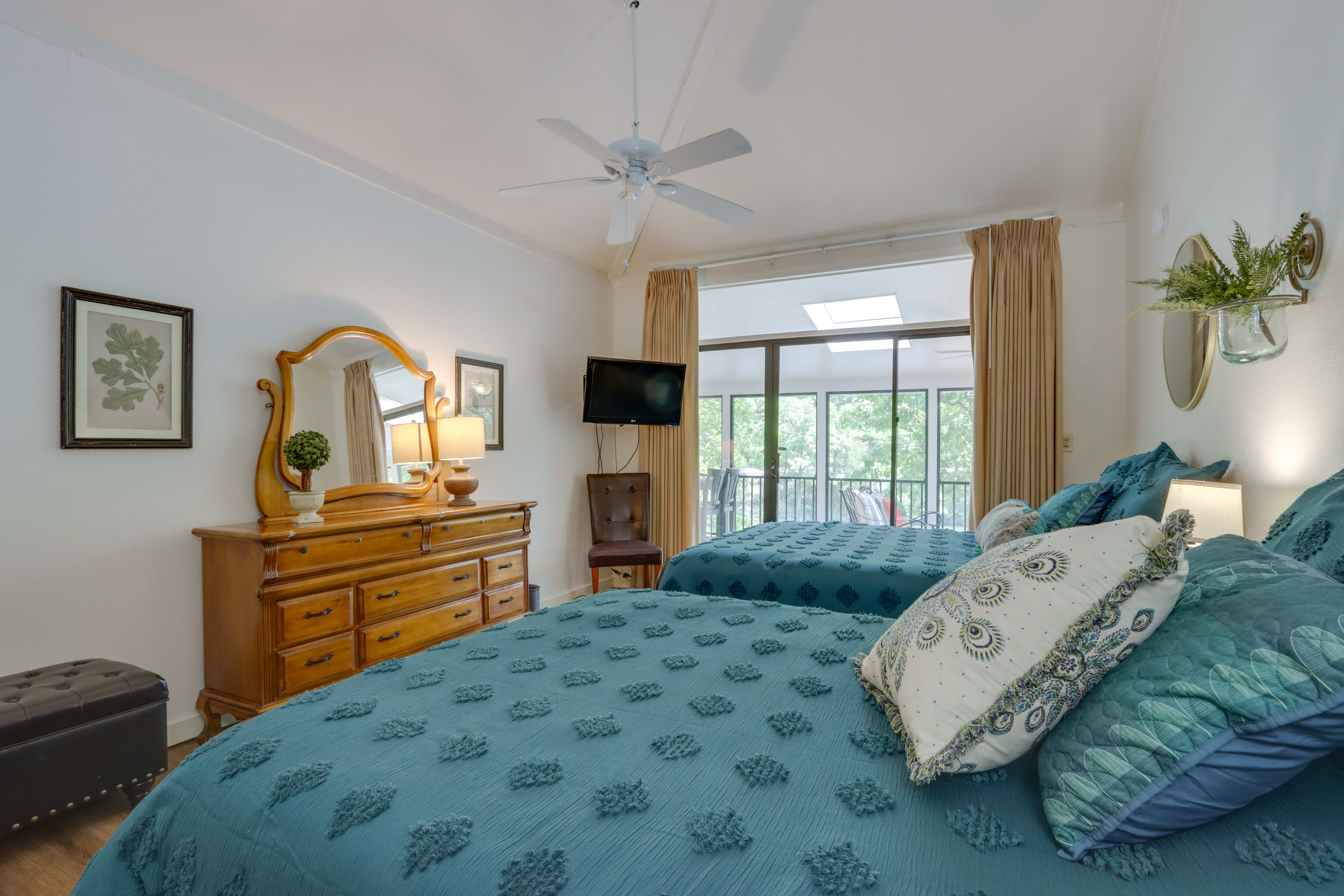 Bedroom 2 | Queen Bed & Full Bed | Smart TV | Ceiling Fan