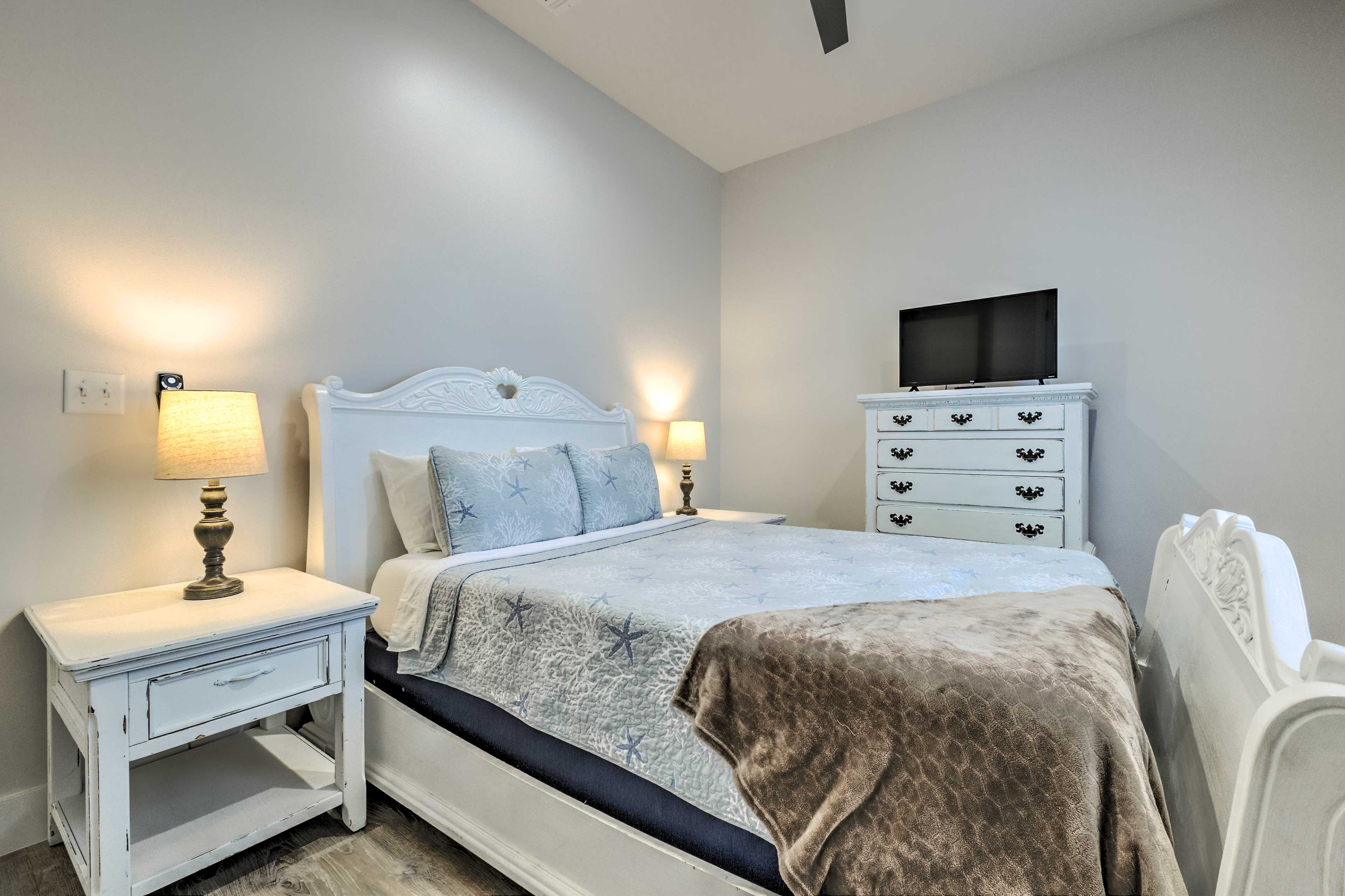 Bedroom 2 | Queen Bed | Smart TV