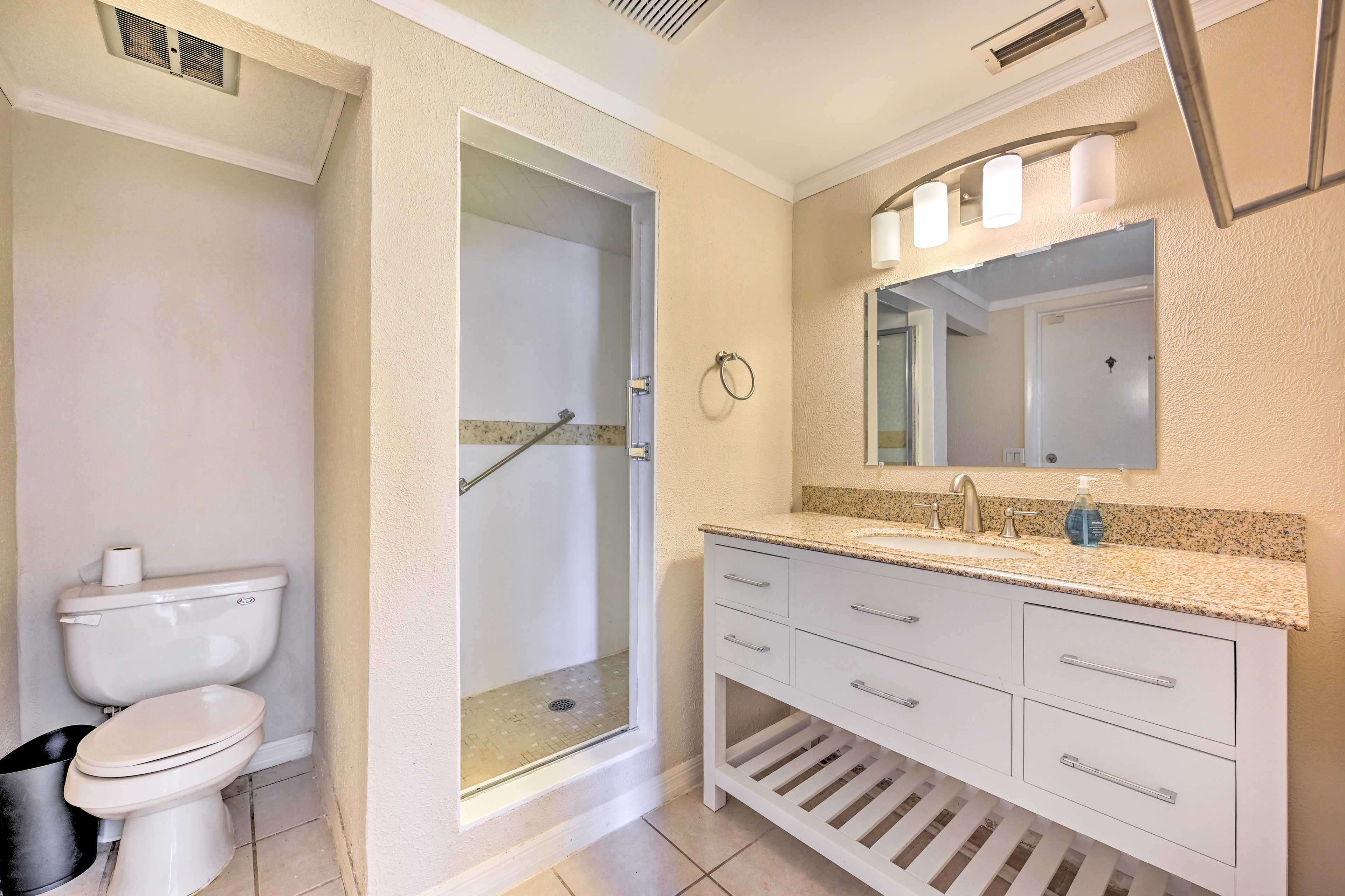 Full Bathroom | Complimentary Toiletries | Towels Provided