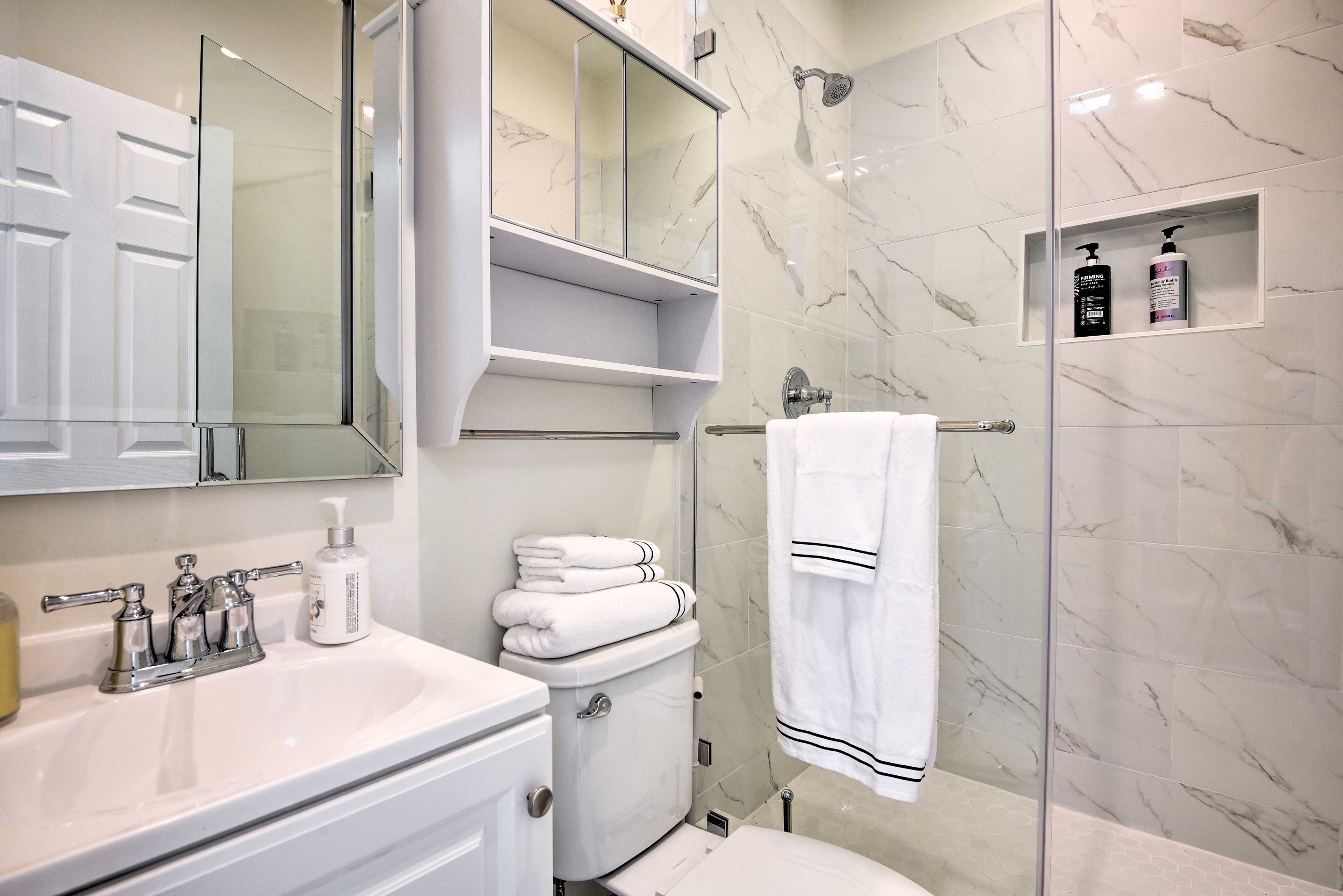 Full Bathroom | Complimentary Toiletries