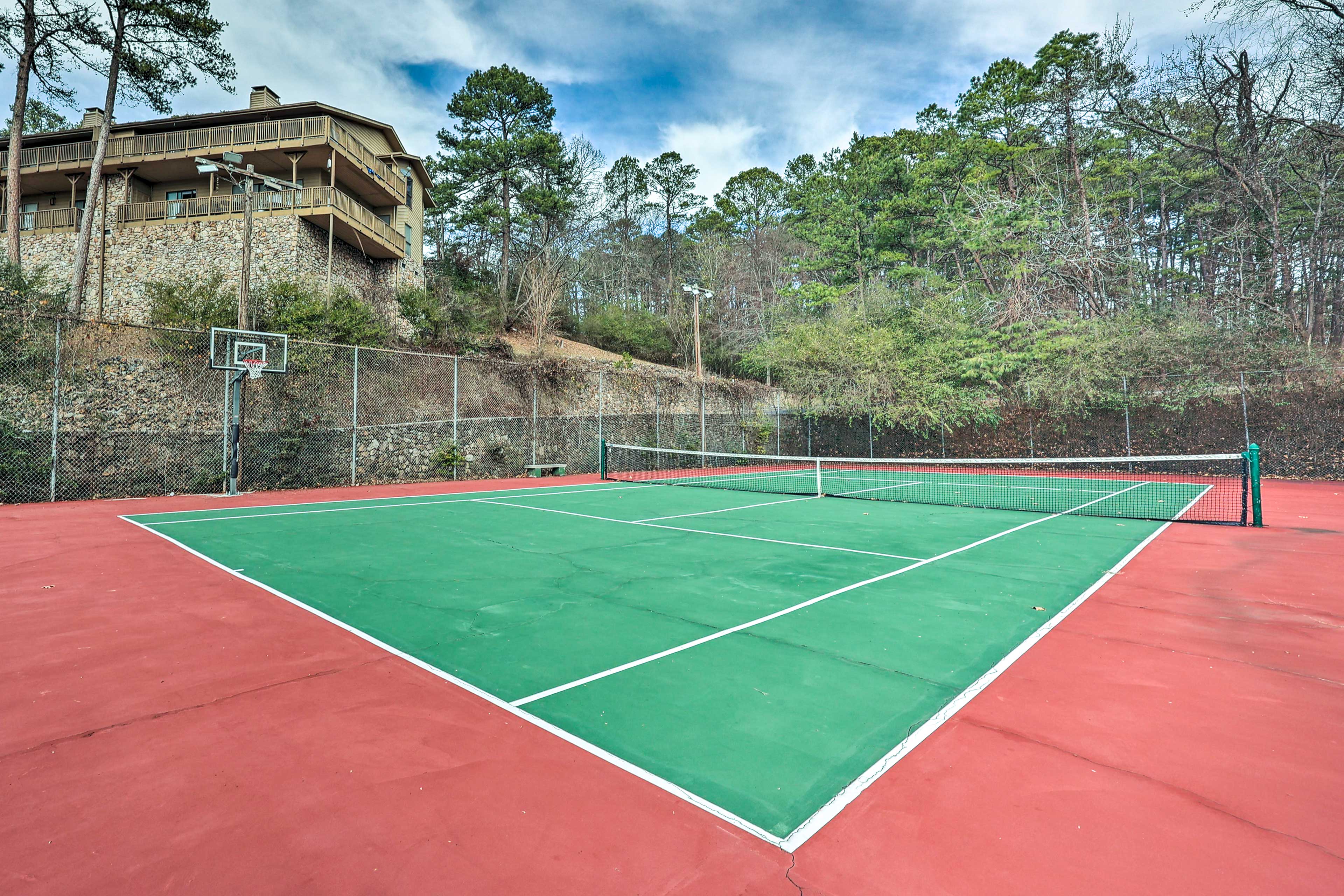 Beacon Manor Amenities | Tennis Court | Basketball Hoop