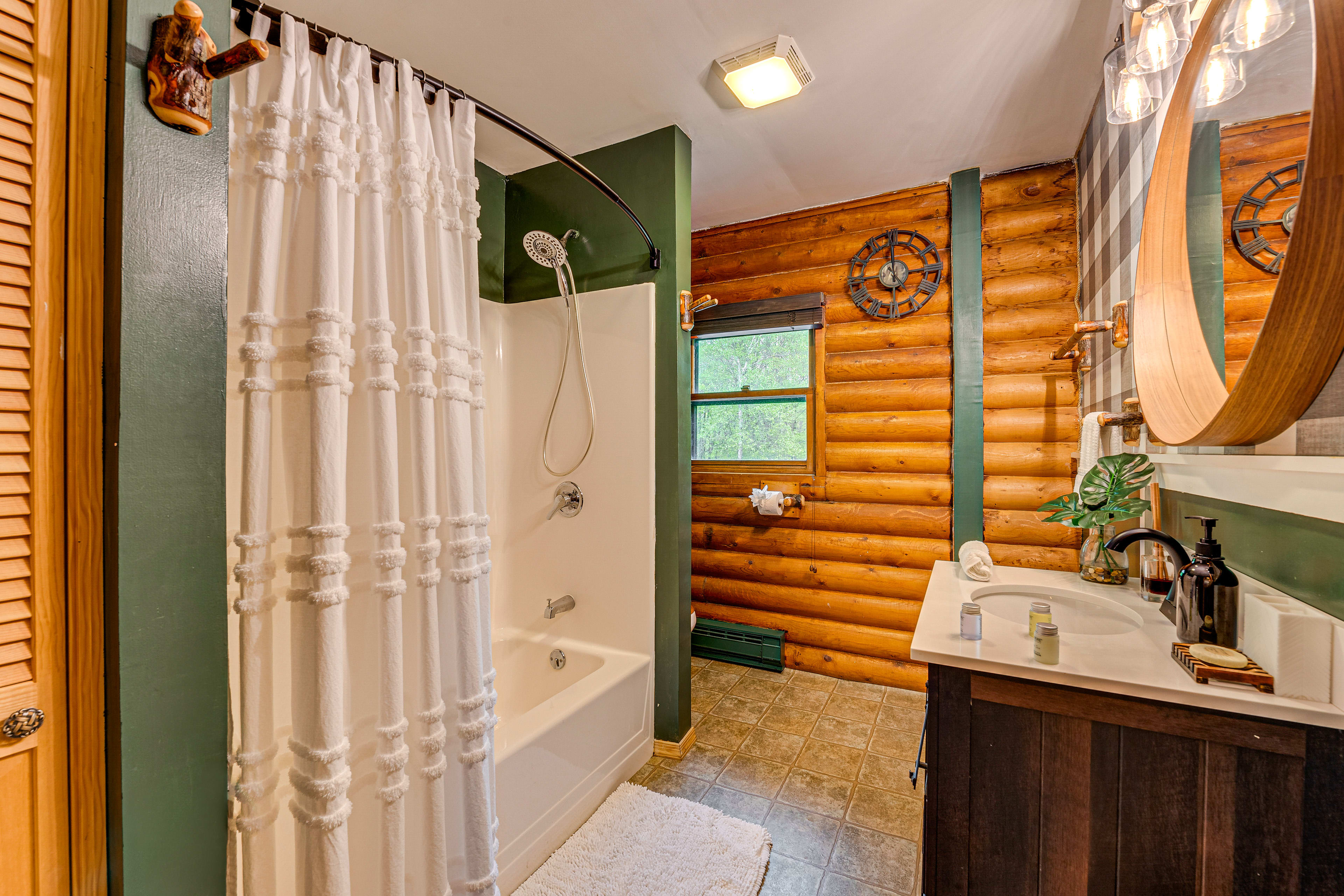Full Bathroom | 1st Floor | Complimentary Toiletries