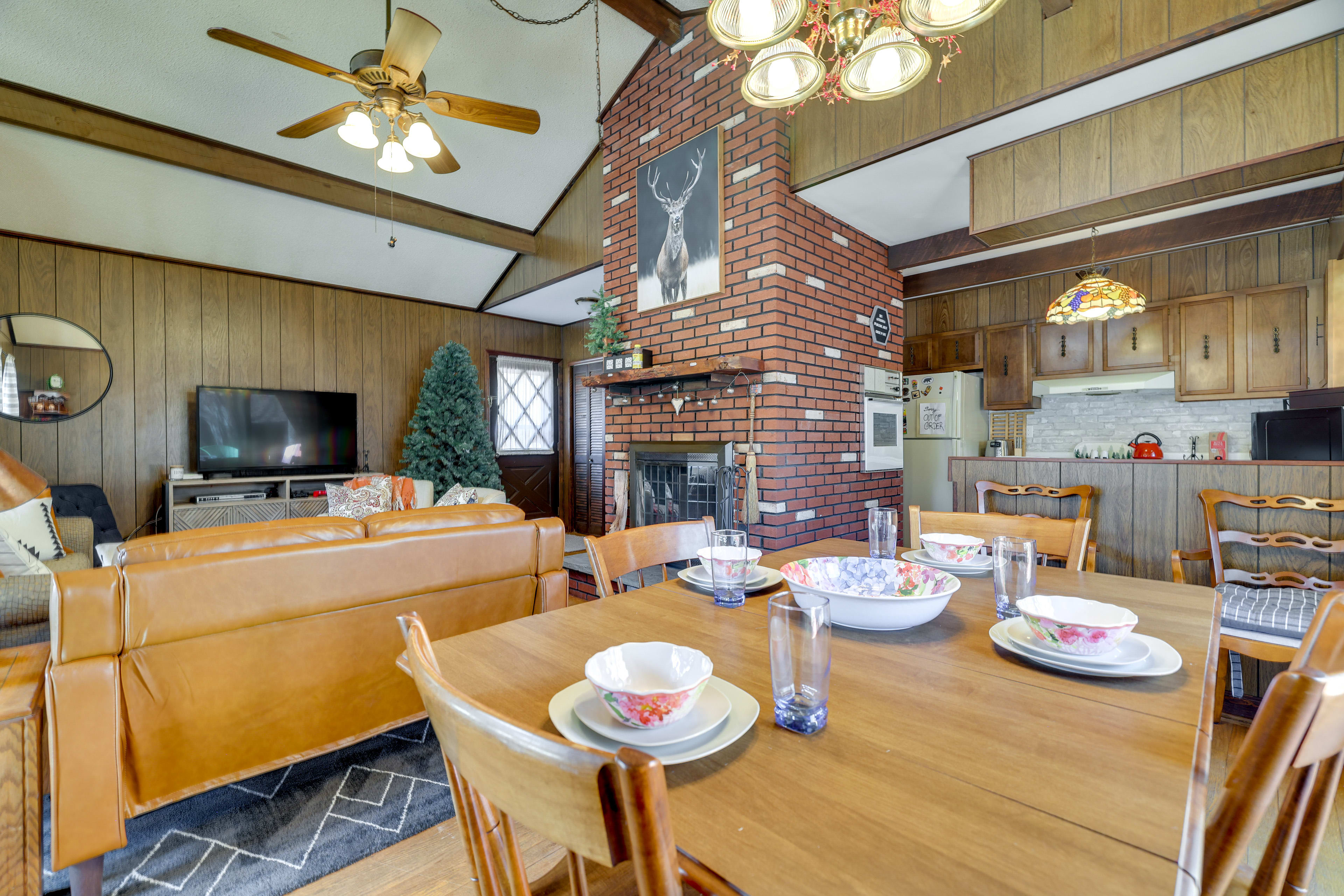 Dining Area | Dishware & Flatware Provided