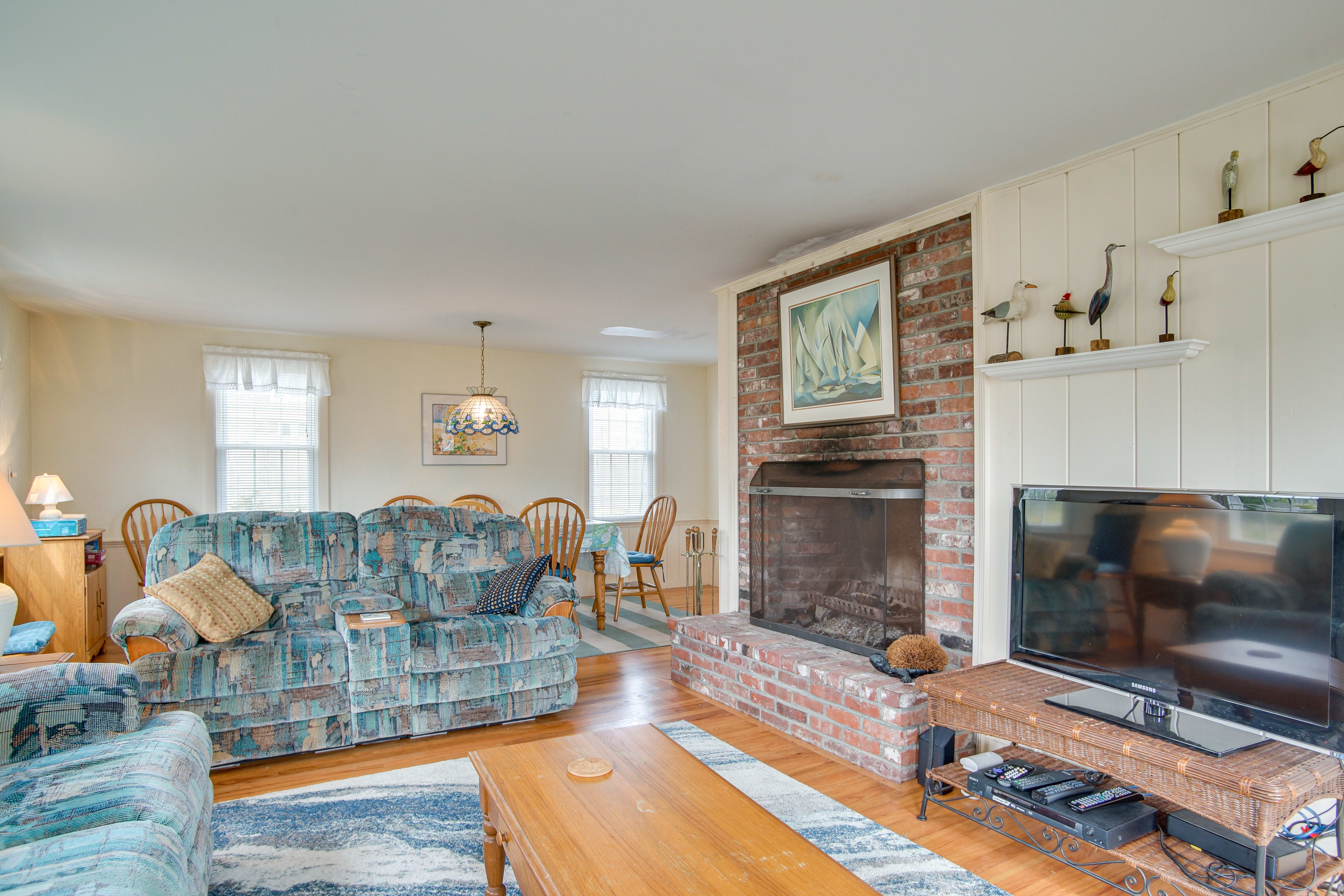 Living Room | Flat-Screen TV | Fireplace | Board Games