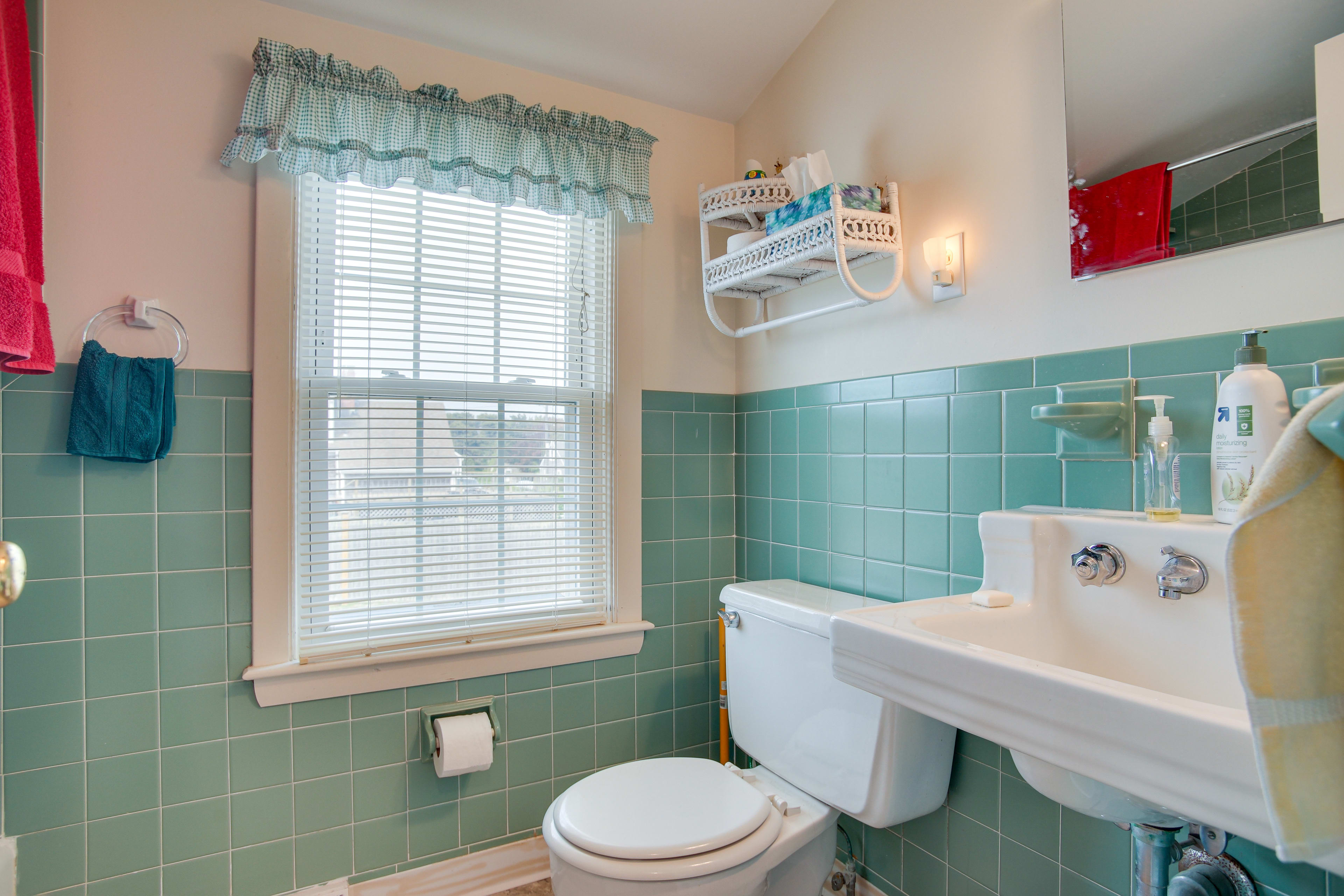 Full Bathroom | 2nd Floor | Towels Provided | Complimentary Toiletries