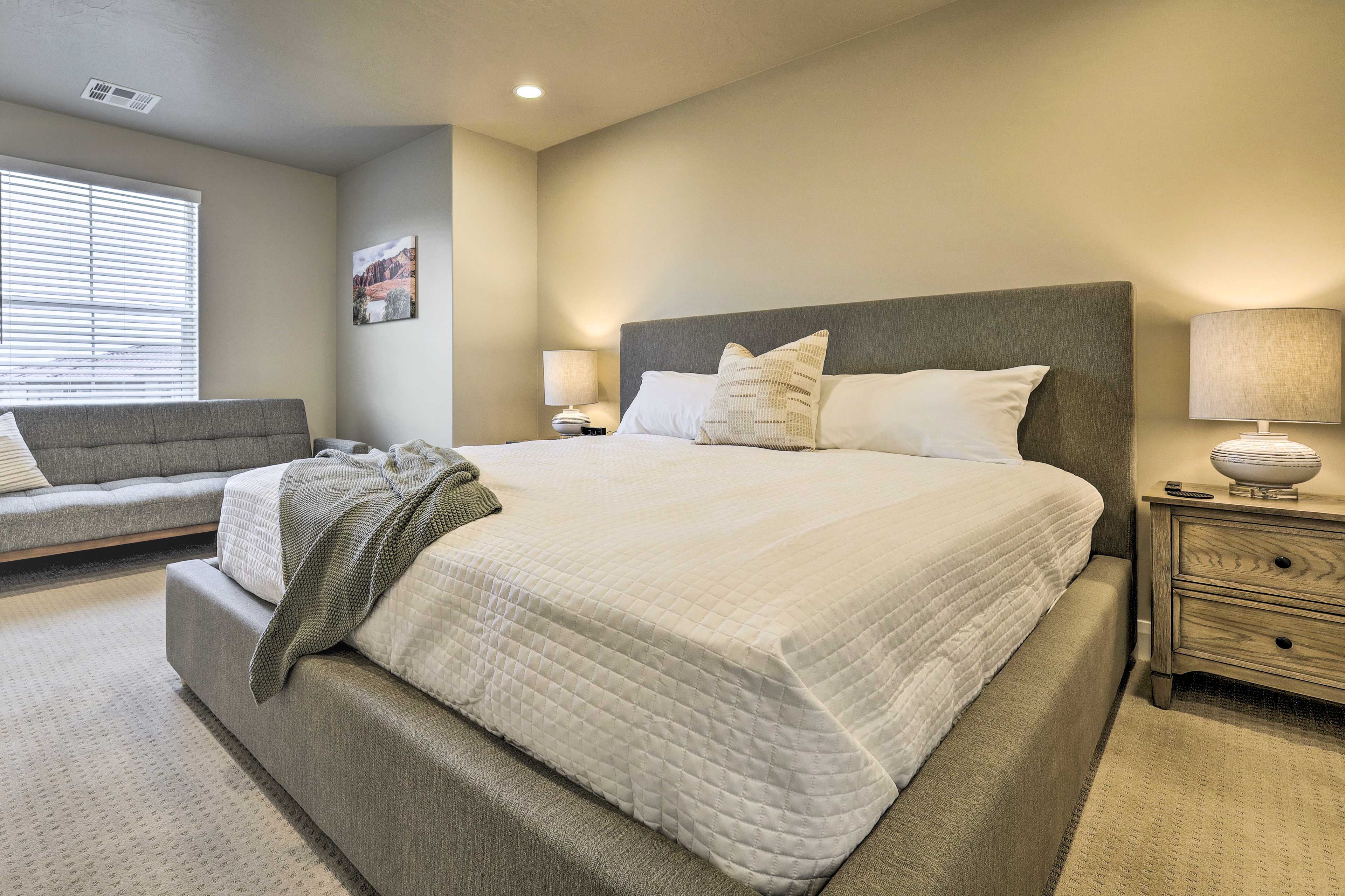 Bedroom 4 (Snow Canyon Room) | 2nd Floor | King Bed | Twin Futon | Smart TV