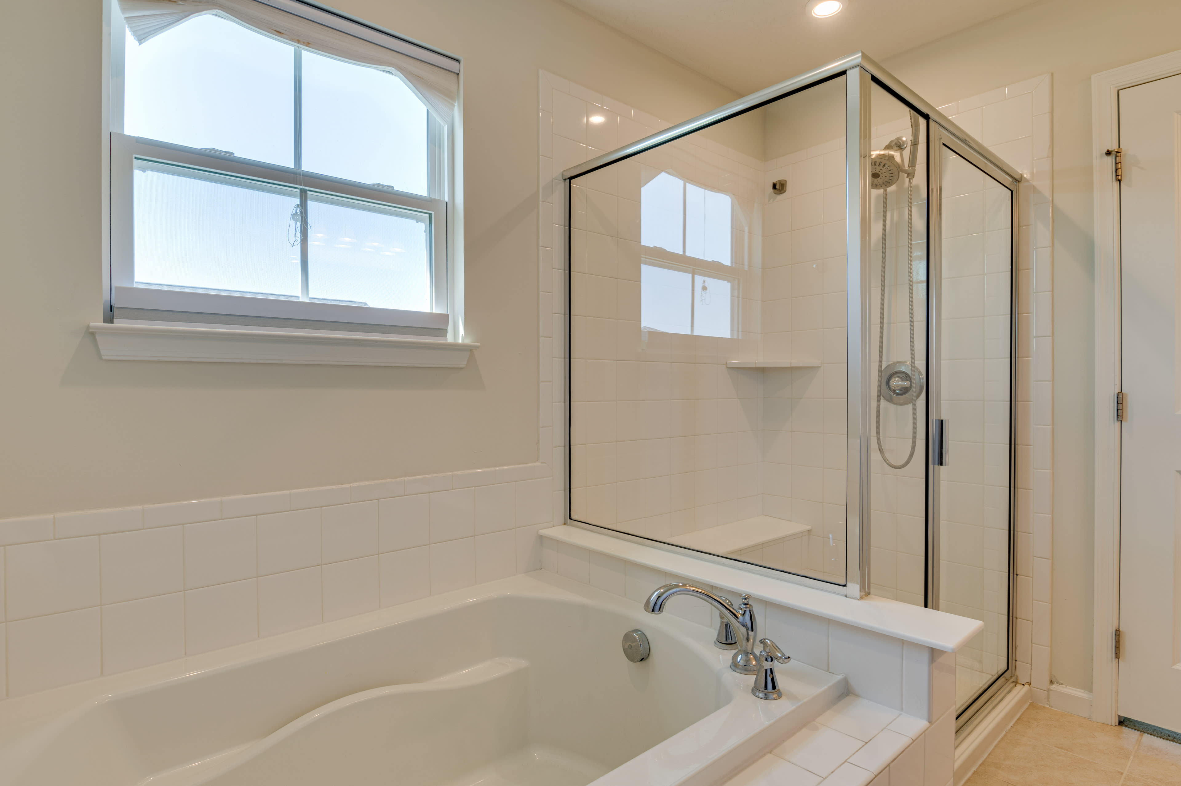 Full Bathroom | 2nd Floor | Soaking Tub