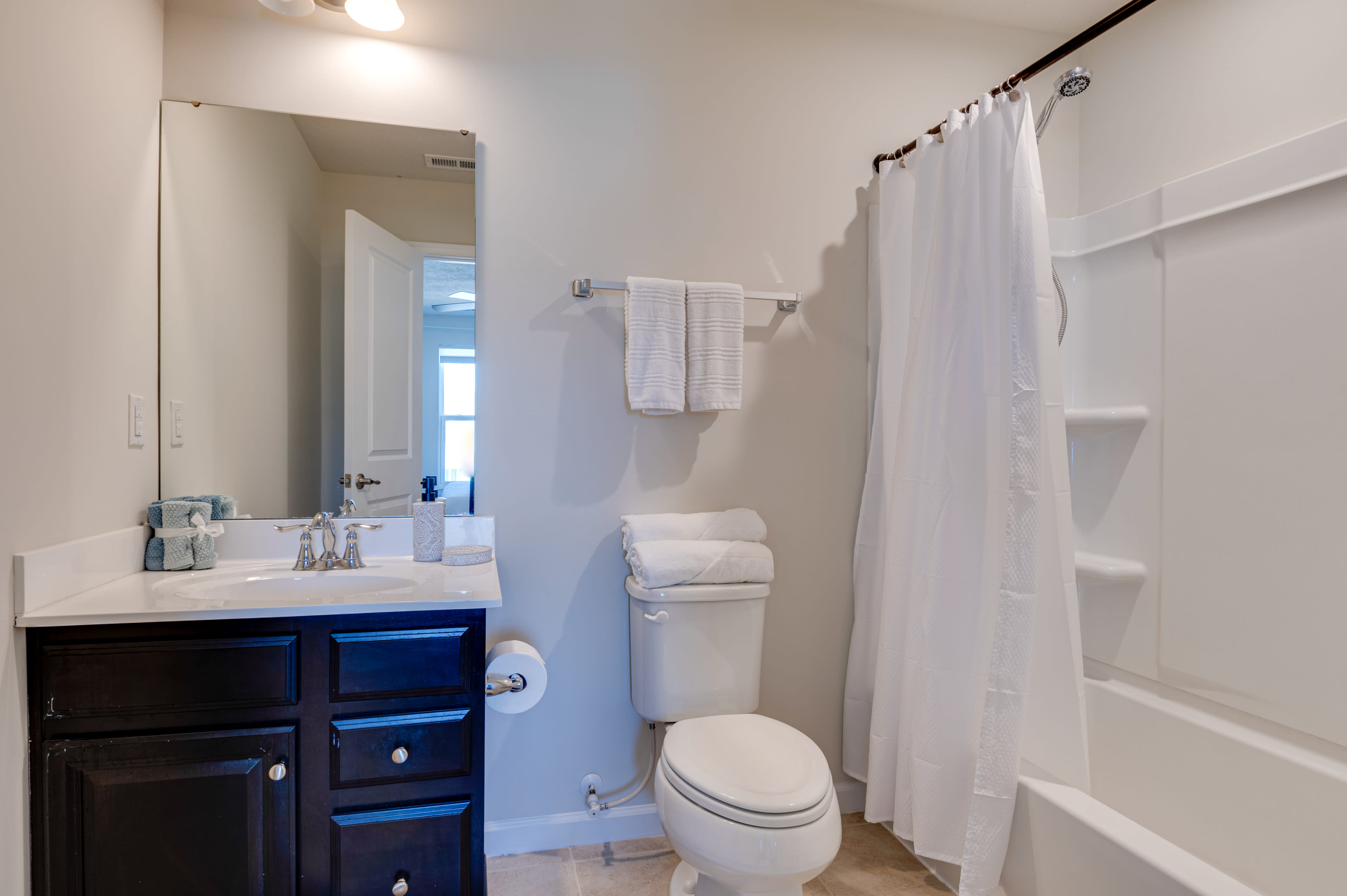 Full Bathroom | 2nd Floor | Towels Provided