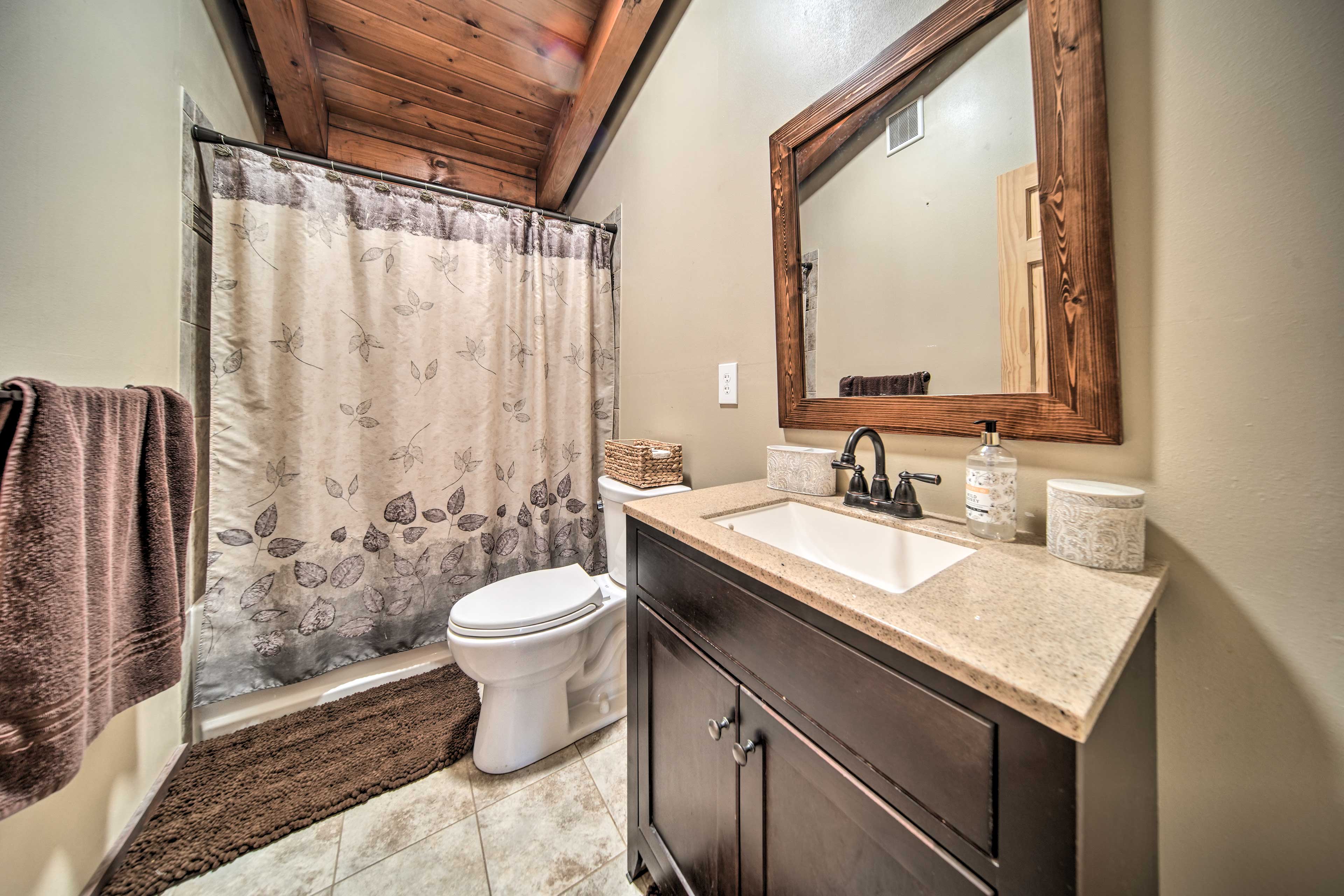 Full Bathroom | 2nd Floor | Towels Provided