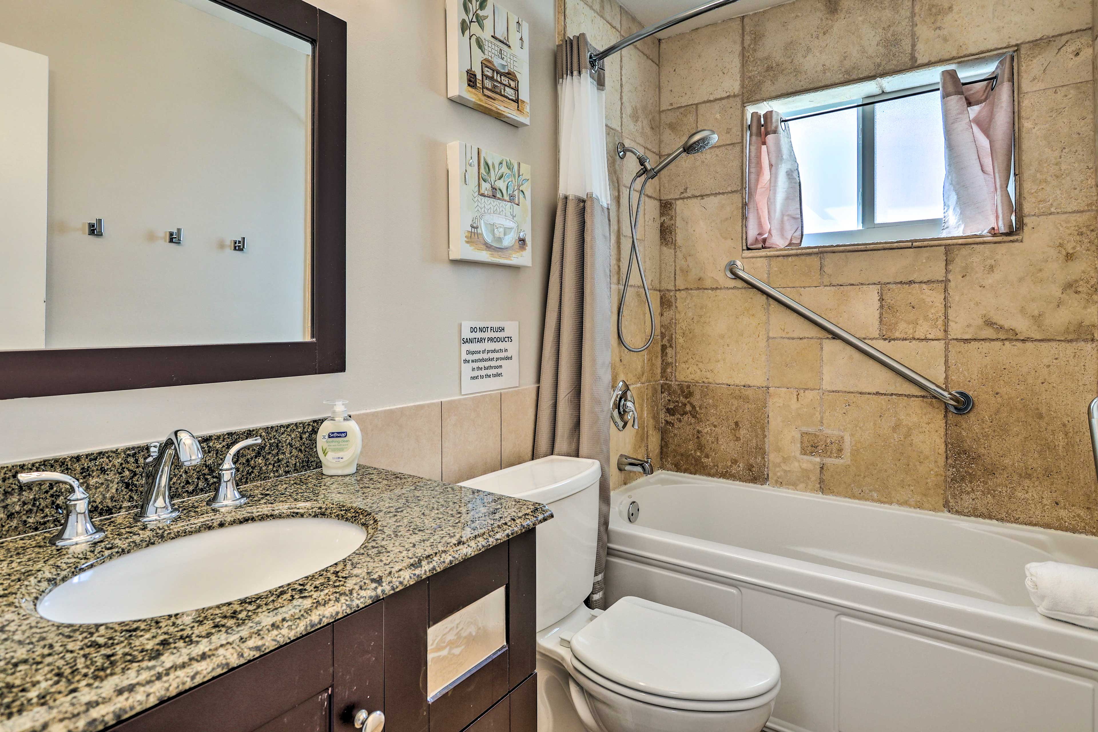 Full Bathroom | Complimentary Toiletries | Towels Provided