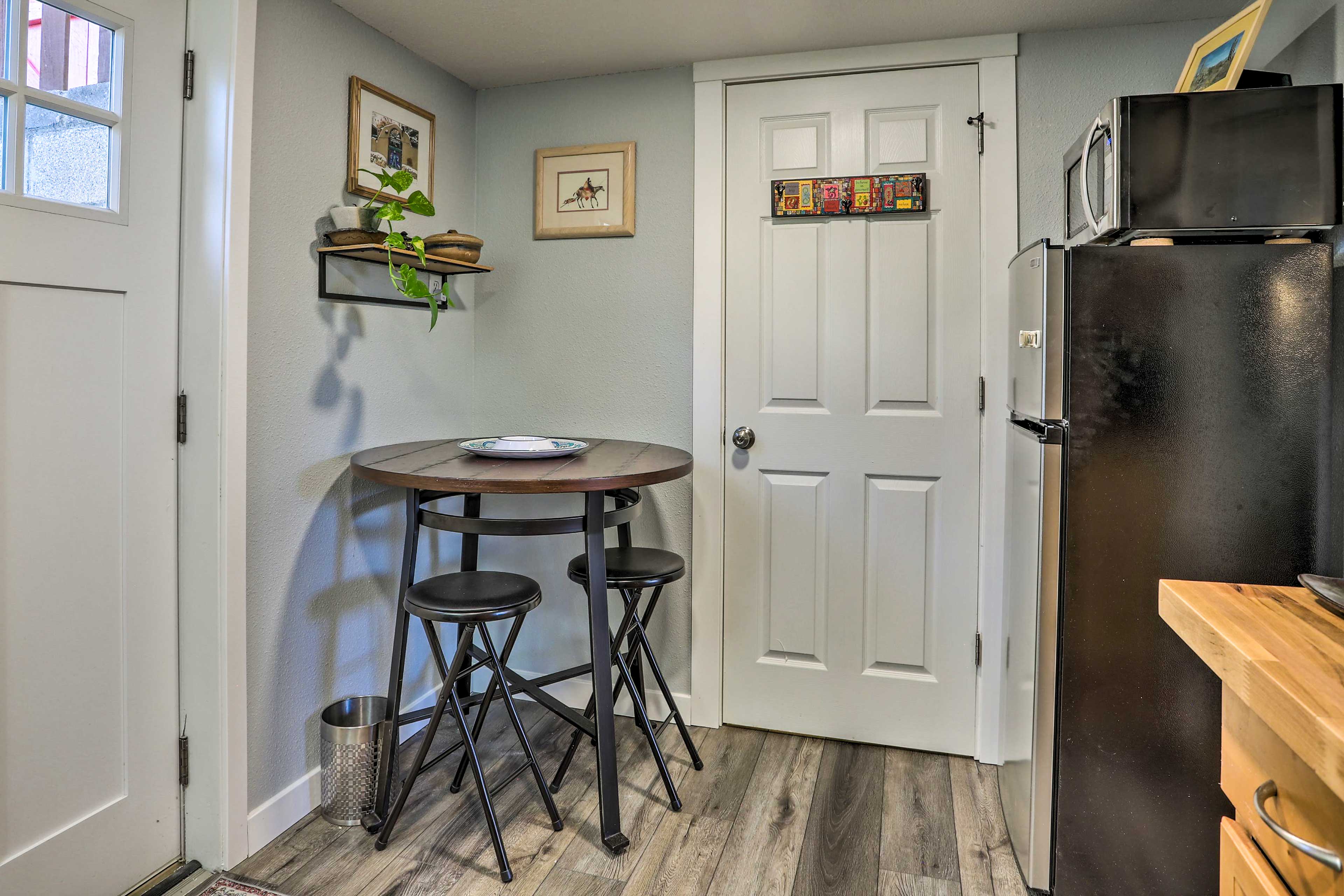 Dining Area | Dishware & Flatware Provided