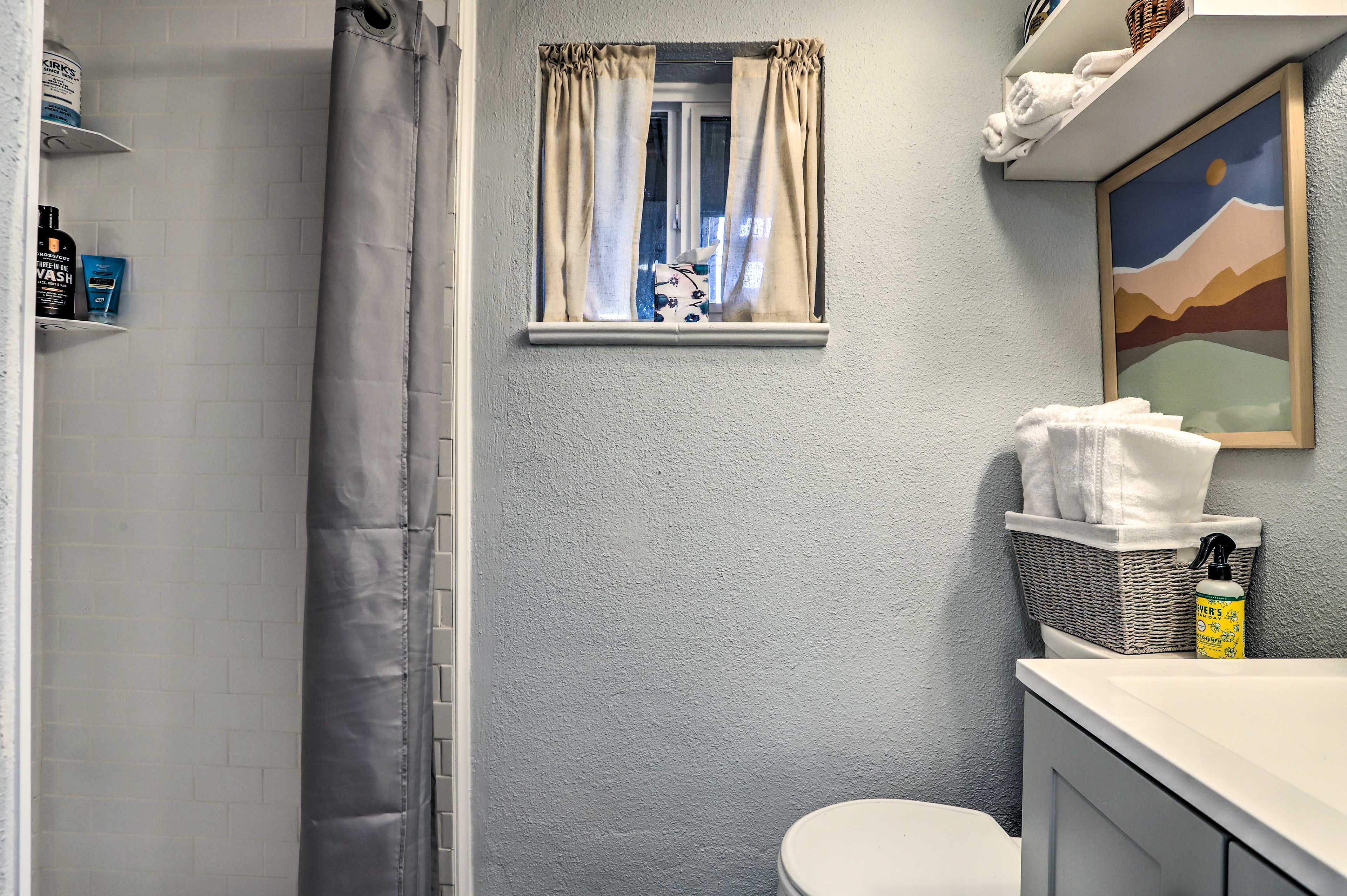 Full Bathroom | Towels Provided | Complimentary Toiletries