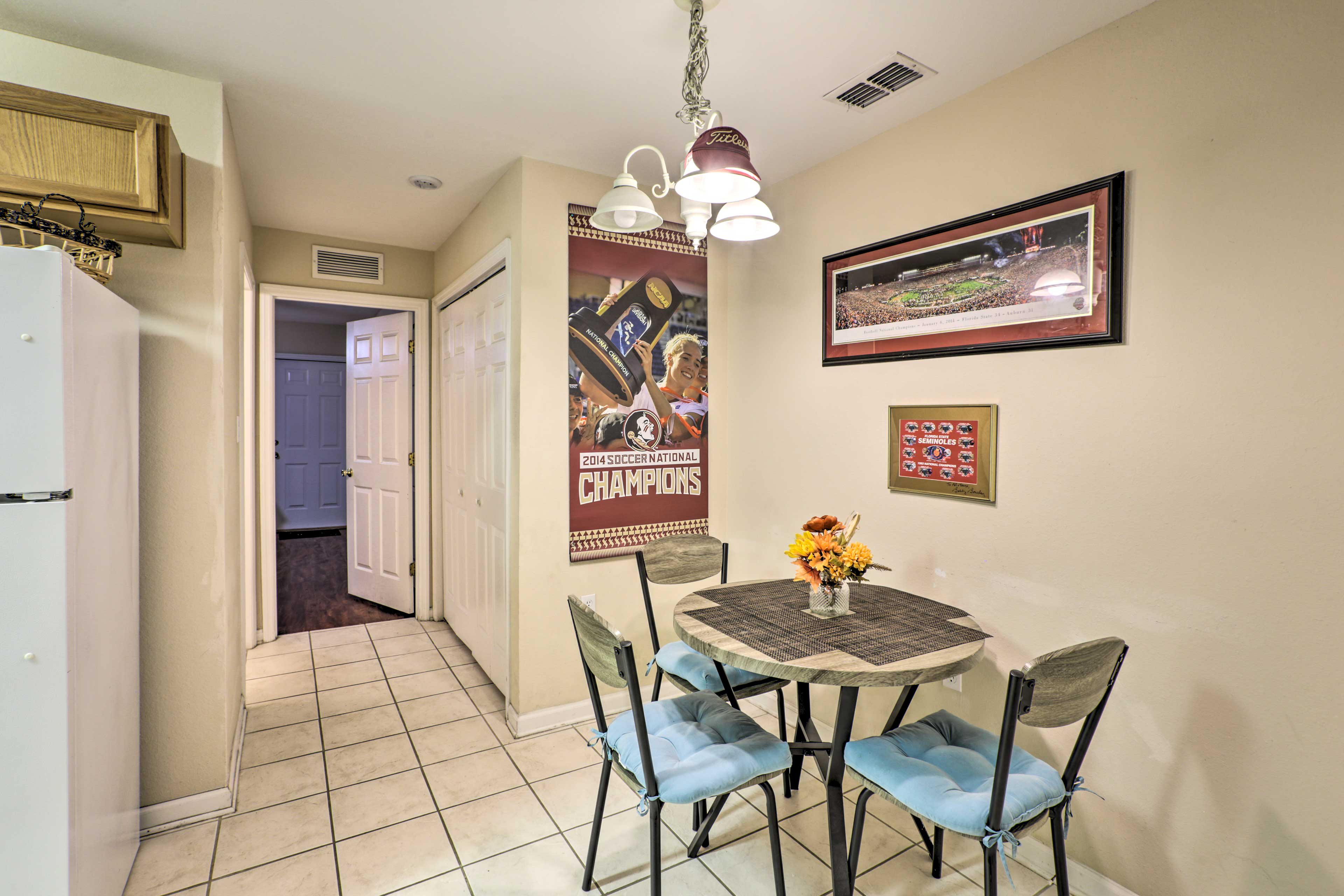 Dining Area | Dishware/Flatware Provided