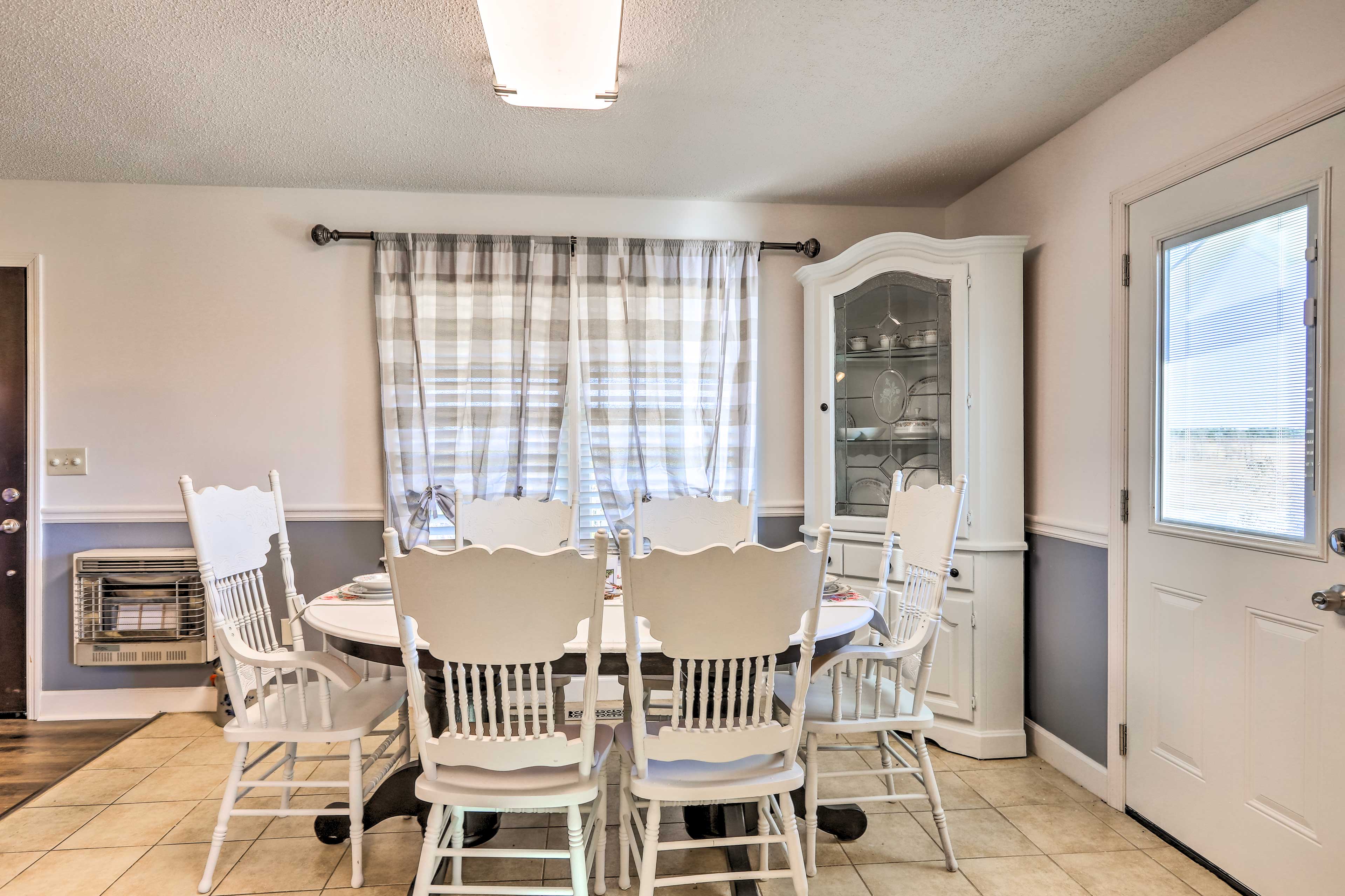 Dining Area | Dishware/Flatware Provided