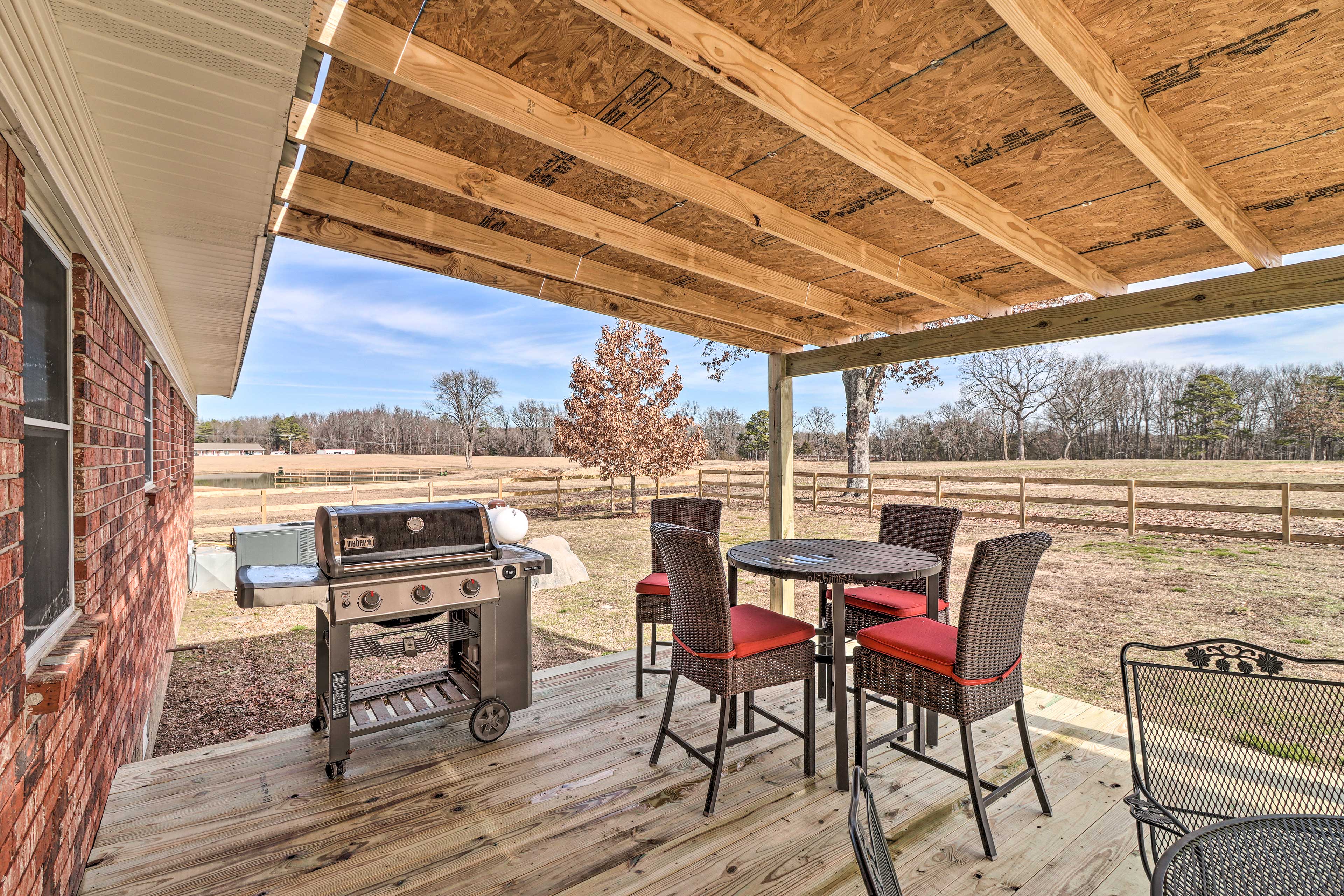 Covered Deck | 40 Acres | Driveway Parking (4 Vehicles)