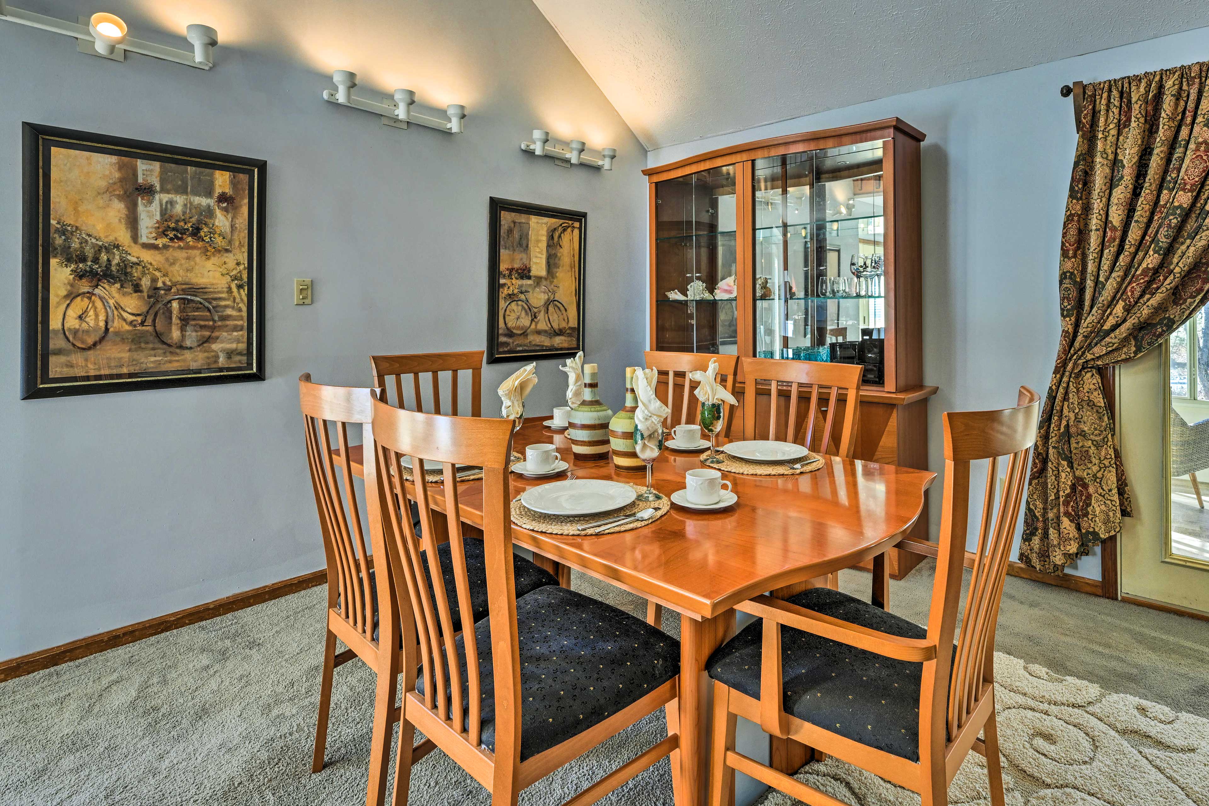 Dining Area | Dishware/Flatware Provided