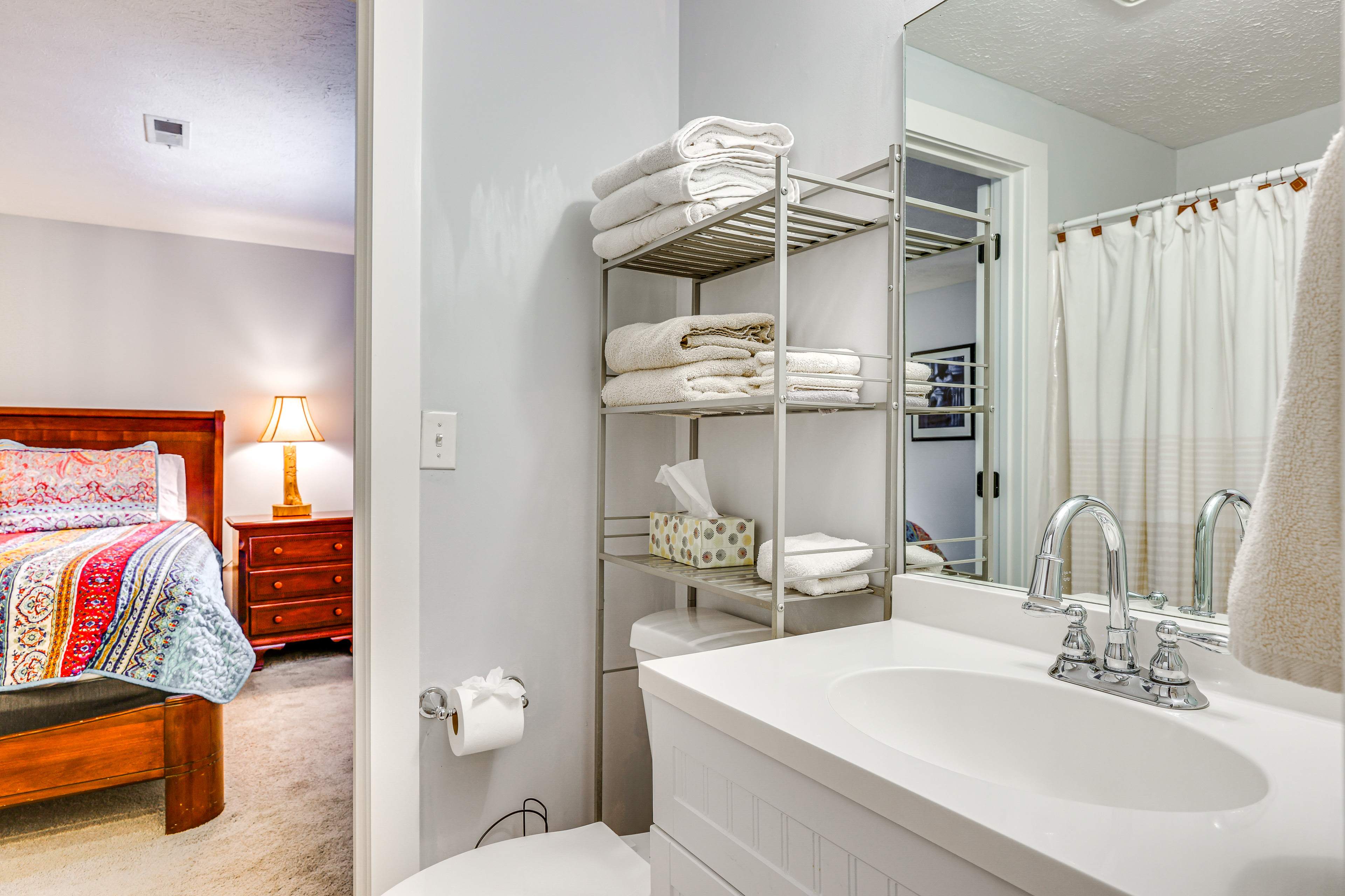 Jack-and-Jill Bathroom | Towels Provided