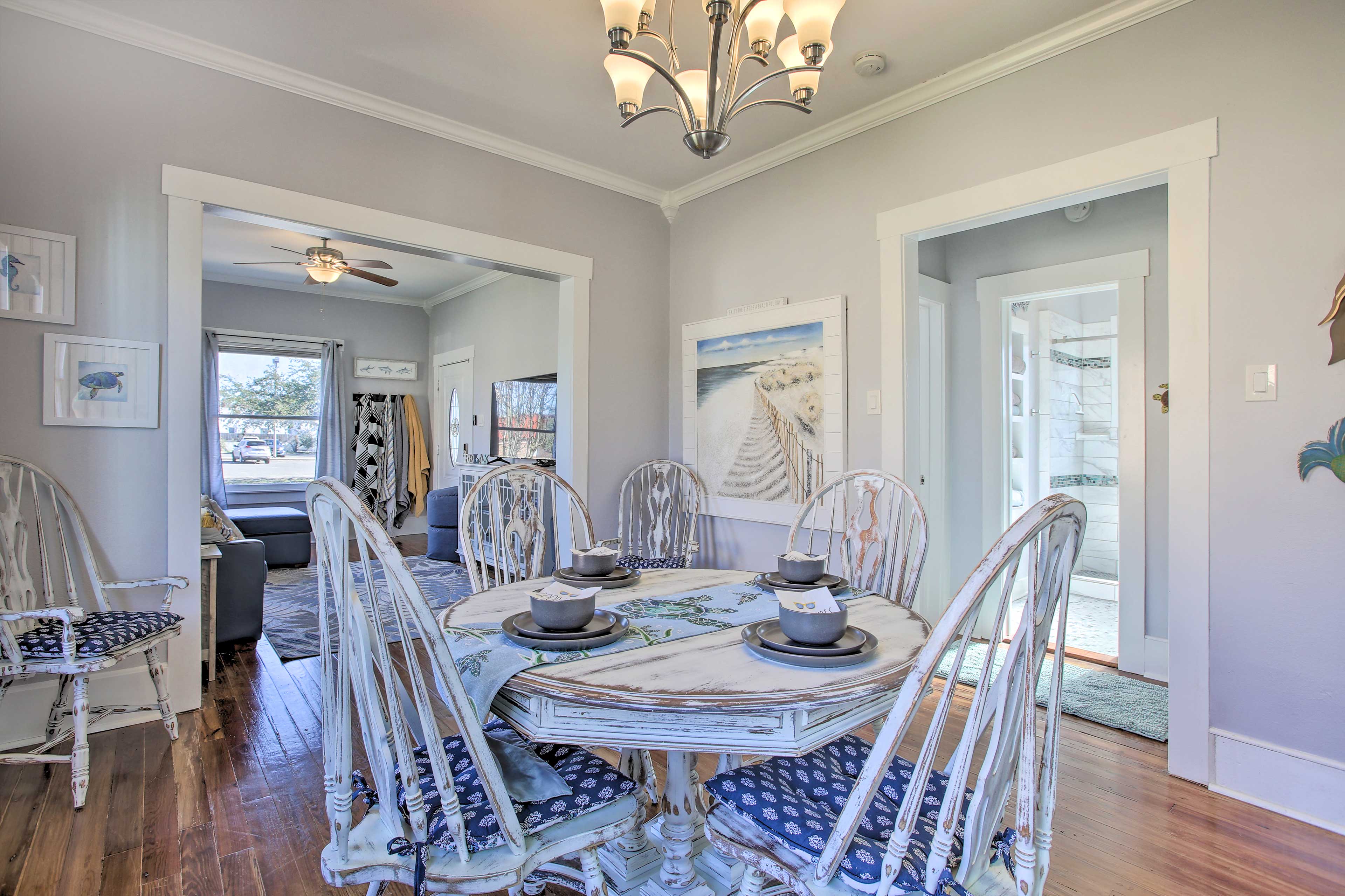 Dining Room | Dishware & Flatware | Fully Equipped Kitchen