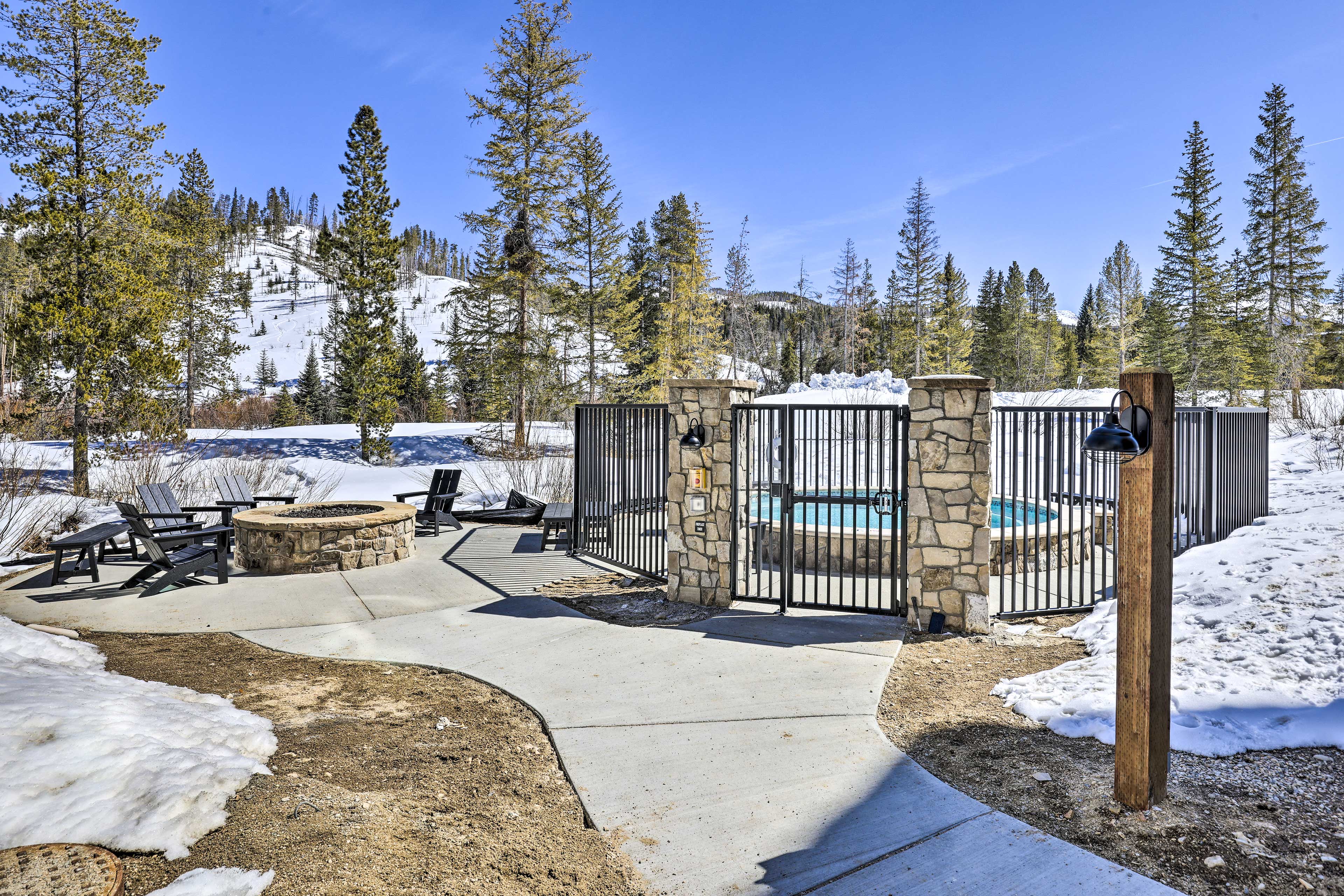 Community Amenities | Fire Pit | Hot Tub