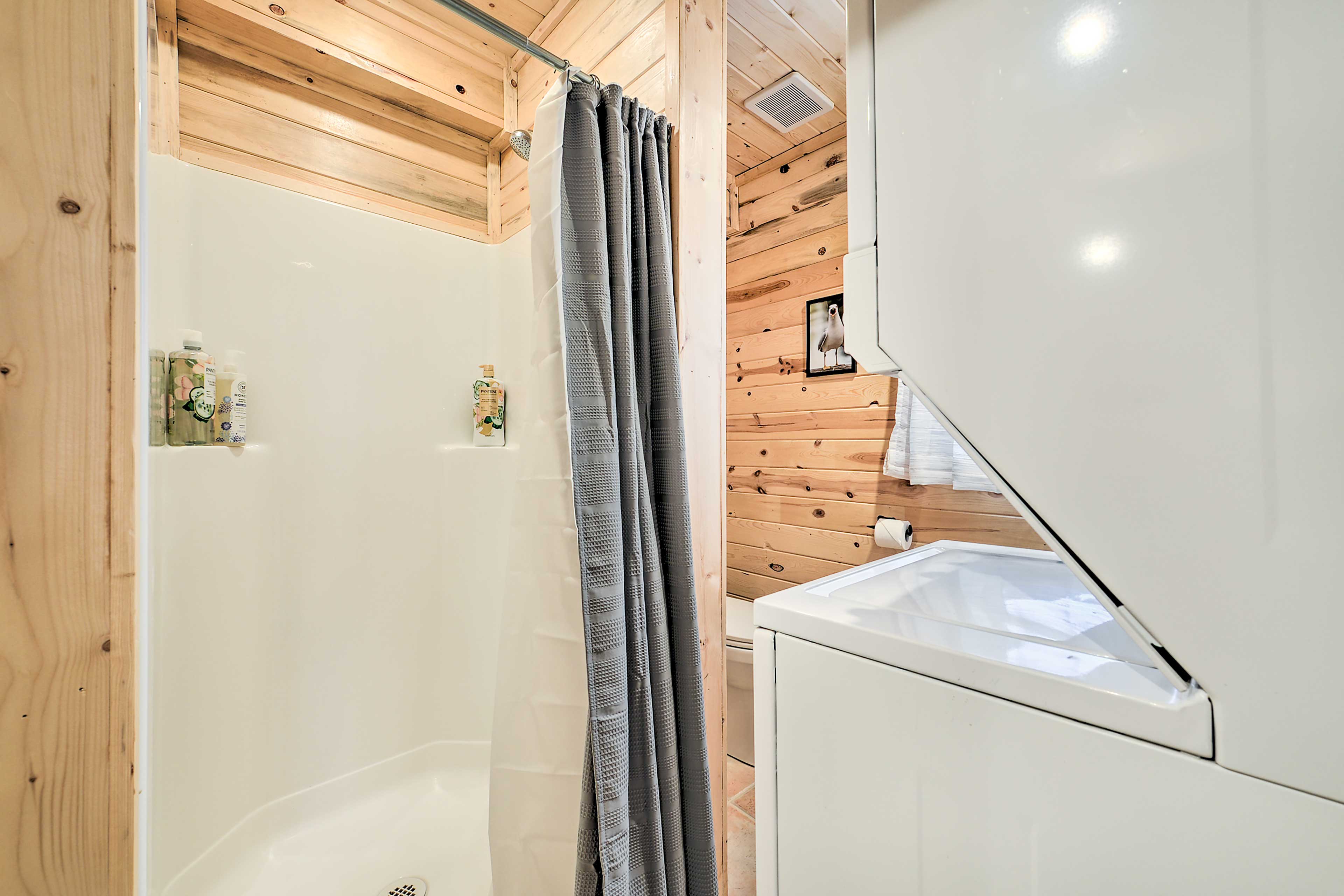 Full Bathroom | Towels Provided | Hair Dryer | Washer & Dryer