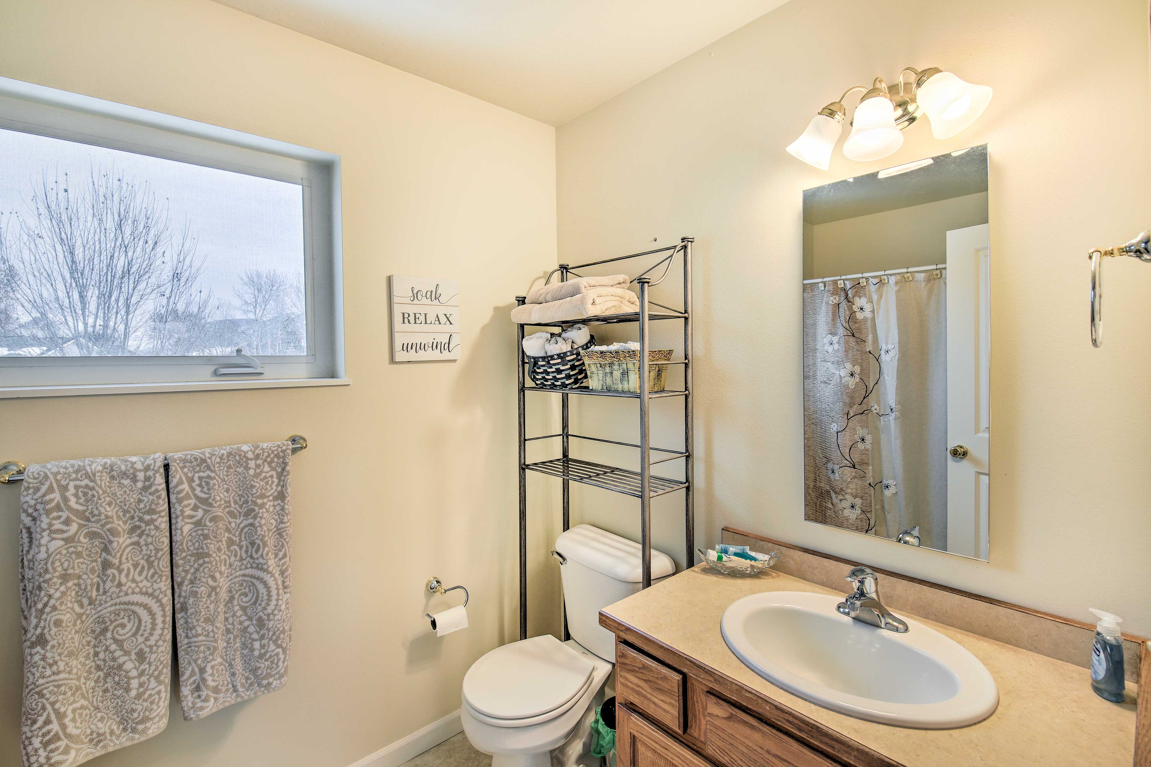 Full Bathroom | 2nd Floor | Shower/Tub Combo | Towels Provided