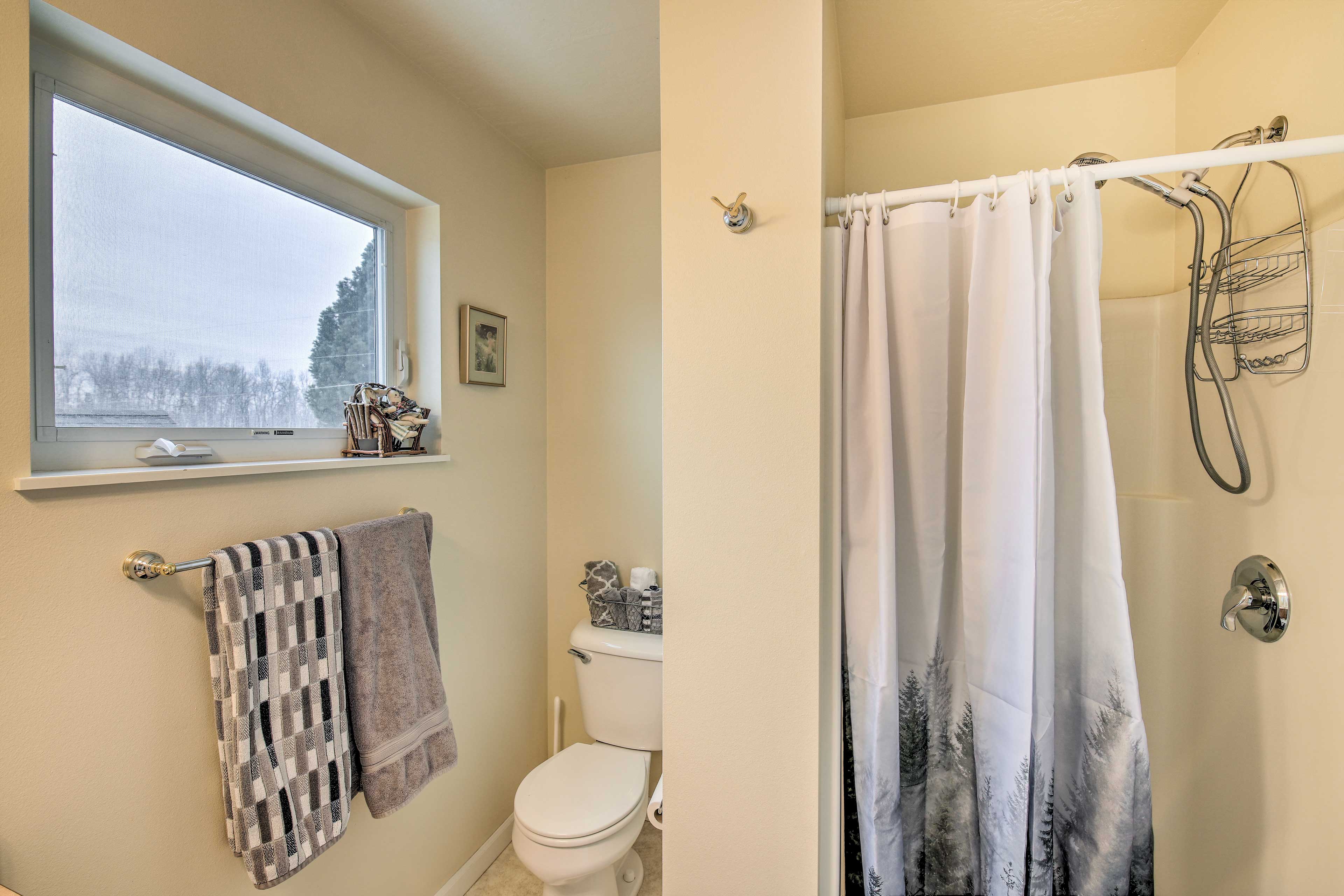 Full Bathroom | Walk-In Shower | Hair Dryer