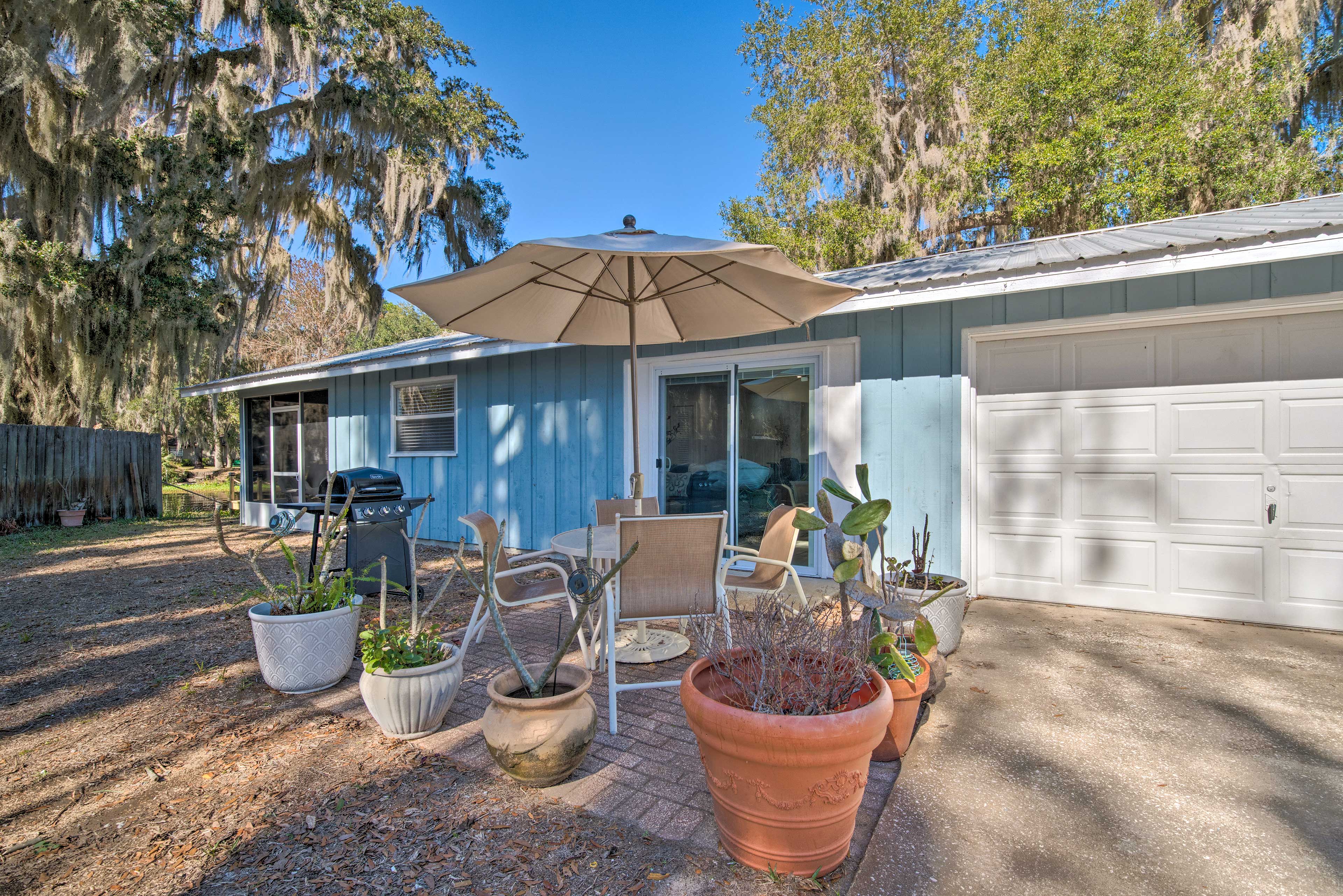 Front Patio | Outdoor Dining Table