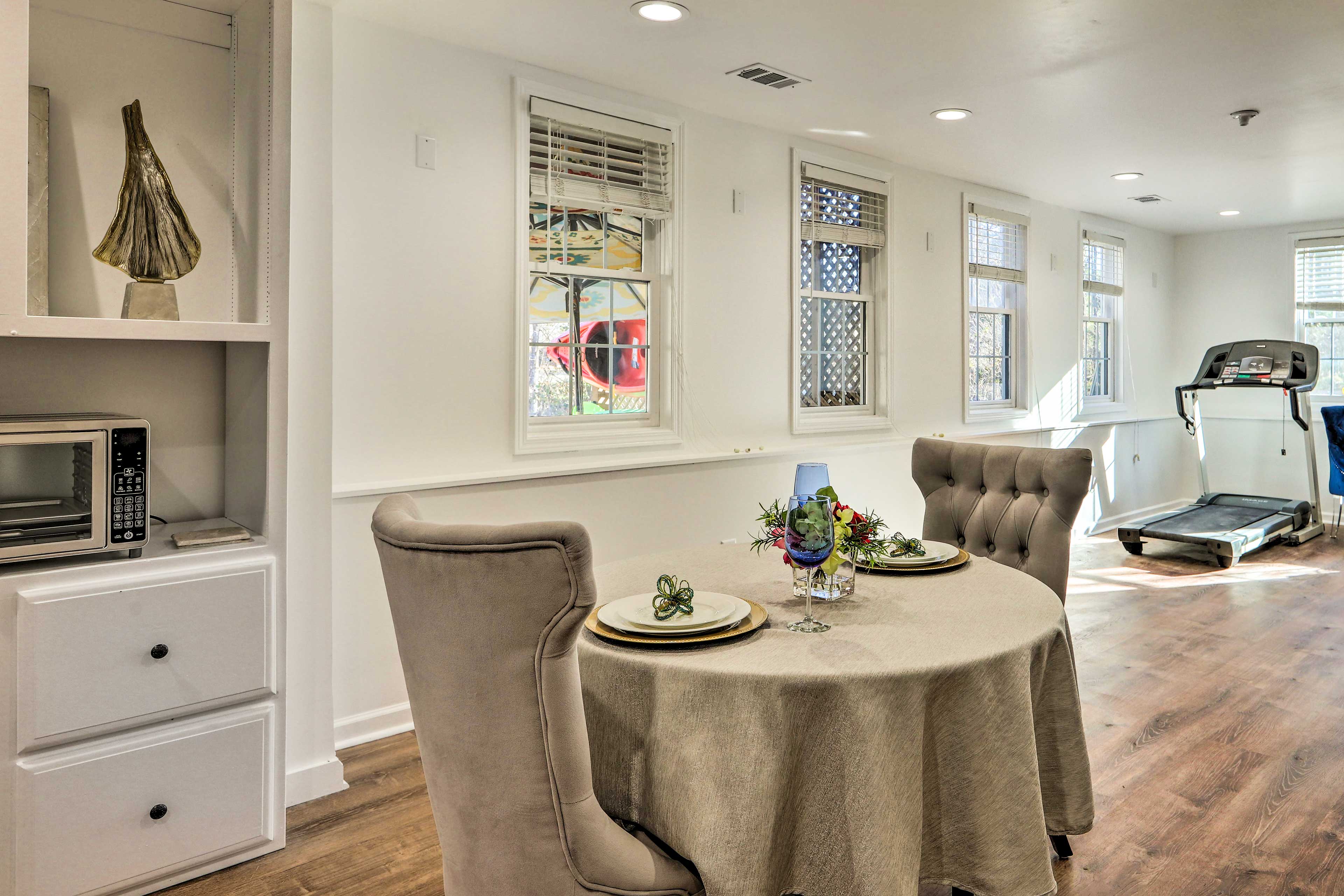 Dining Area | Dishware & Flatware Provided