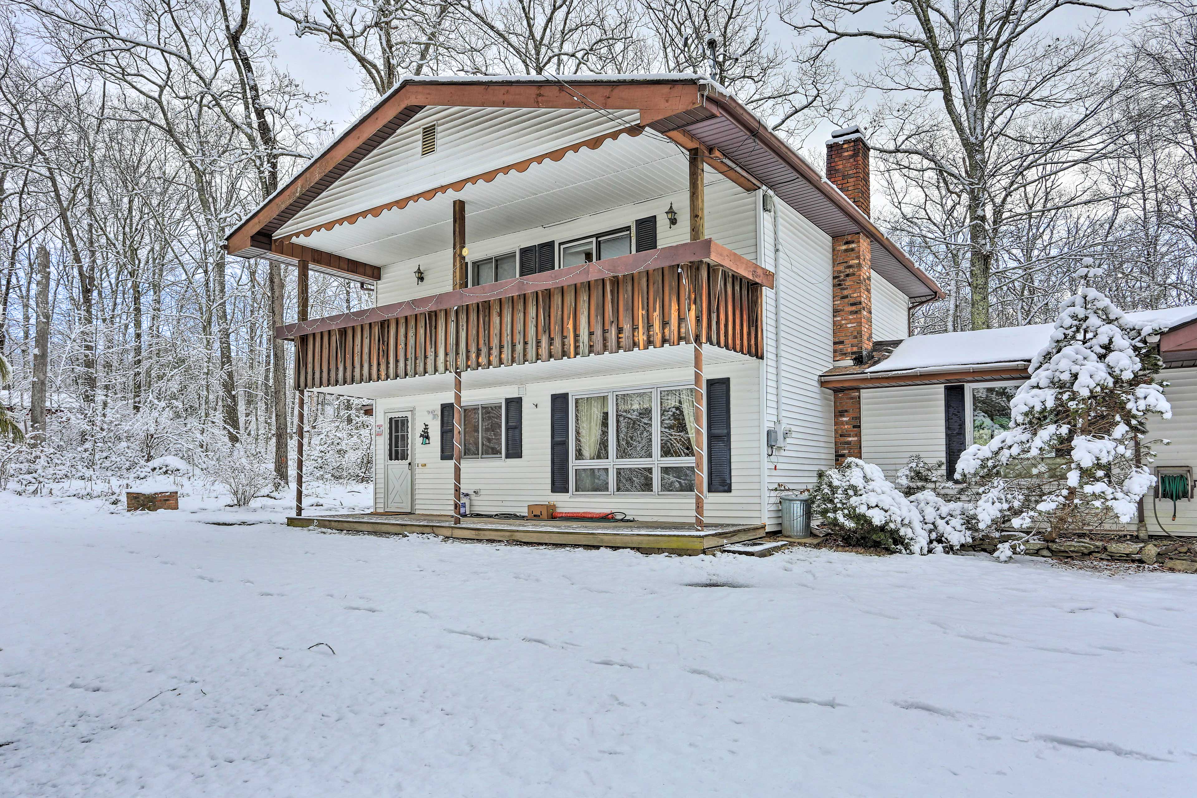 Property Exterior | Driveway Parking (12 Vehicles)